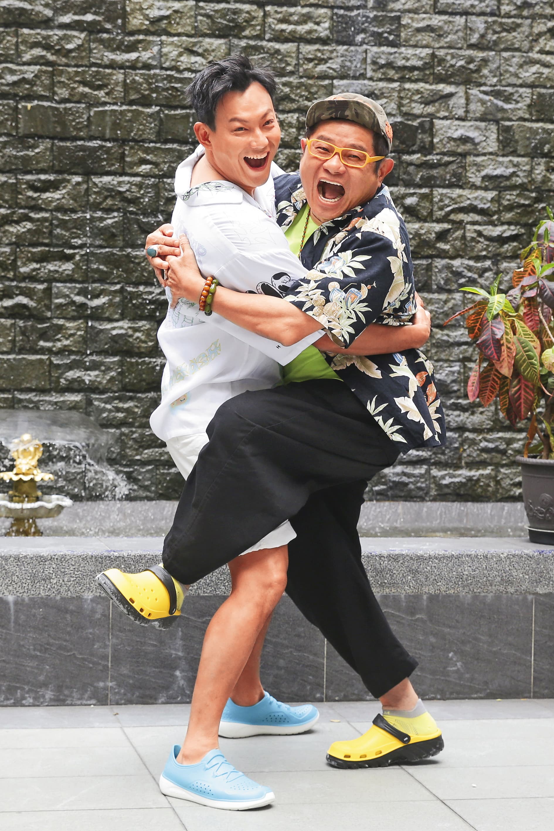 原先的搭檔威廉(左)因逃兵而暫停演藝工作,許效舜(右)成功穩住《效廉出發吧!》的收視。