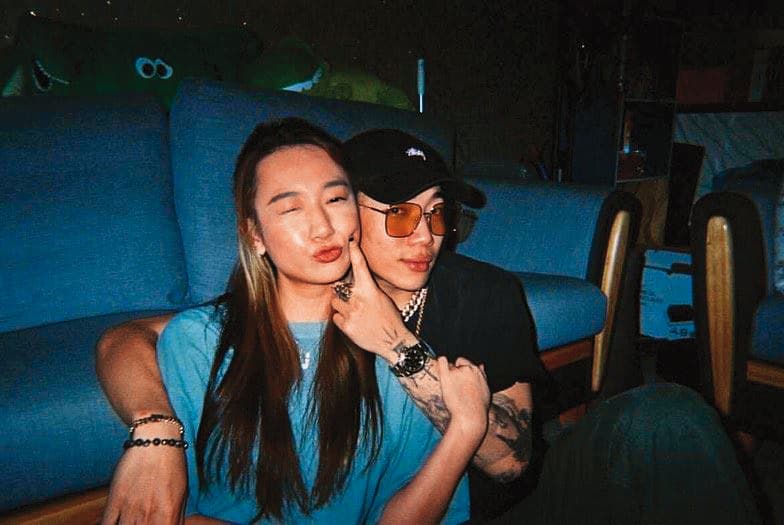 吳卓源(左)和ØZI(右)曾是好友,如今互相取消社群追蹤。(翻攝自ØZI IG)