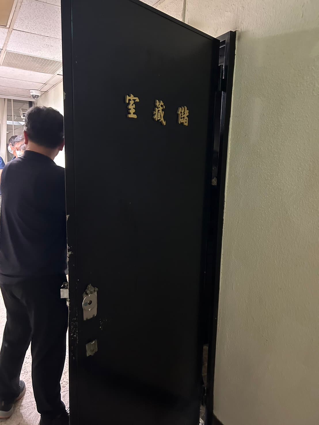 火勢於10分鐘內撲滅,初步判定是2樓儲藏室有不明物體起火。(刑事局提供)