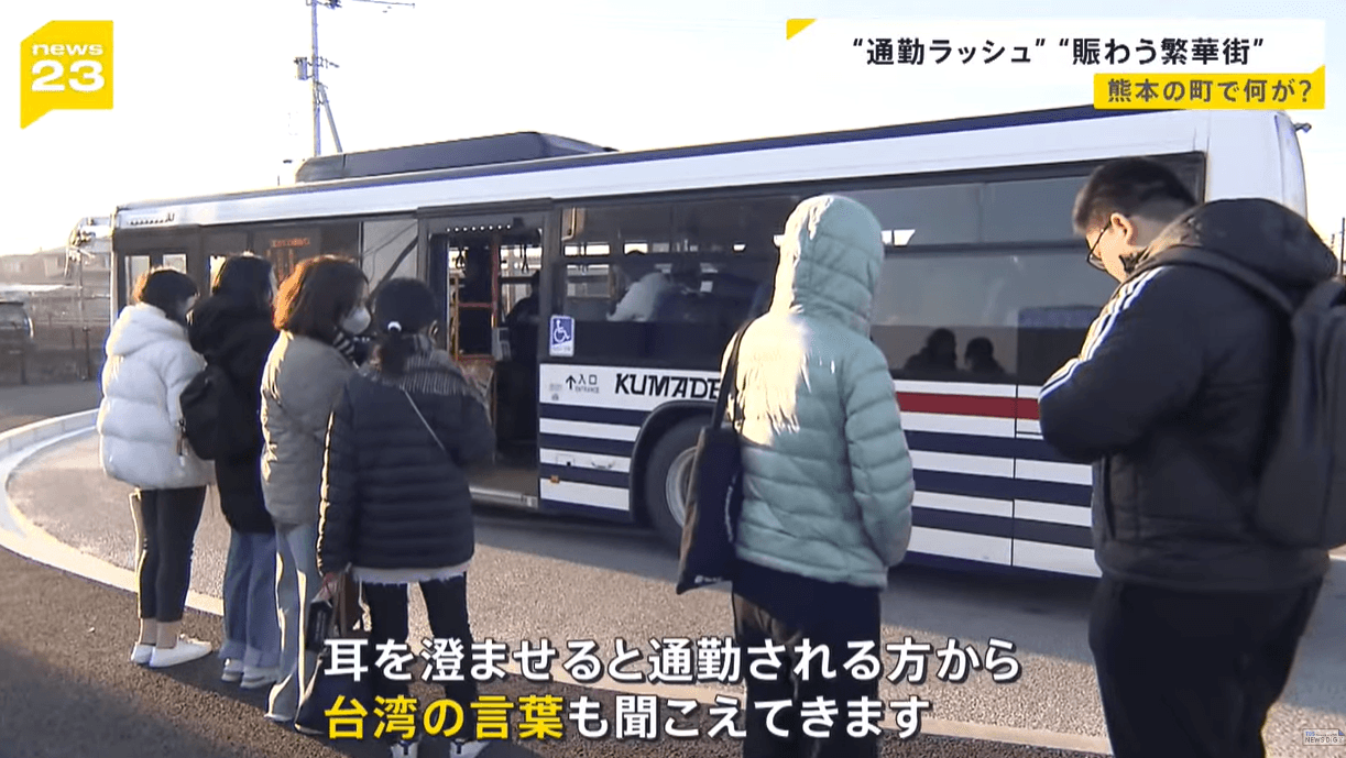 車站排隊人潮中,多了講台灣話的民眾。(翻自TBS YT畫面)