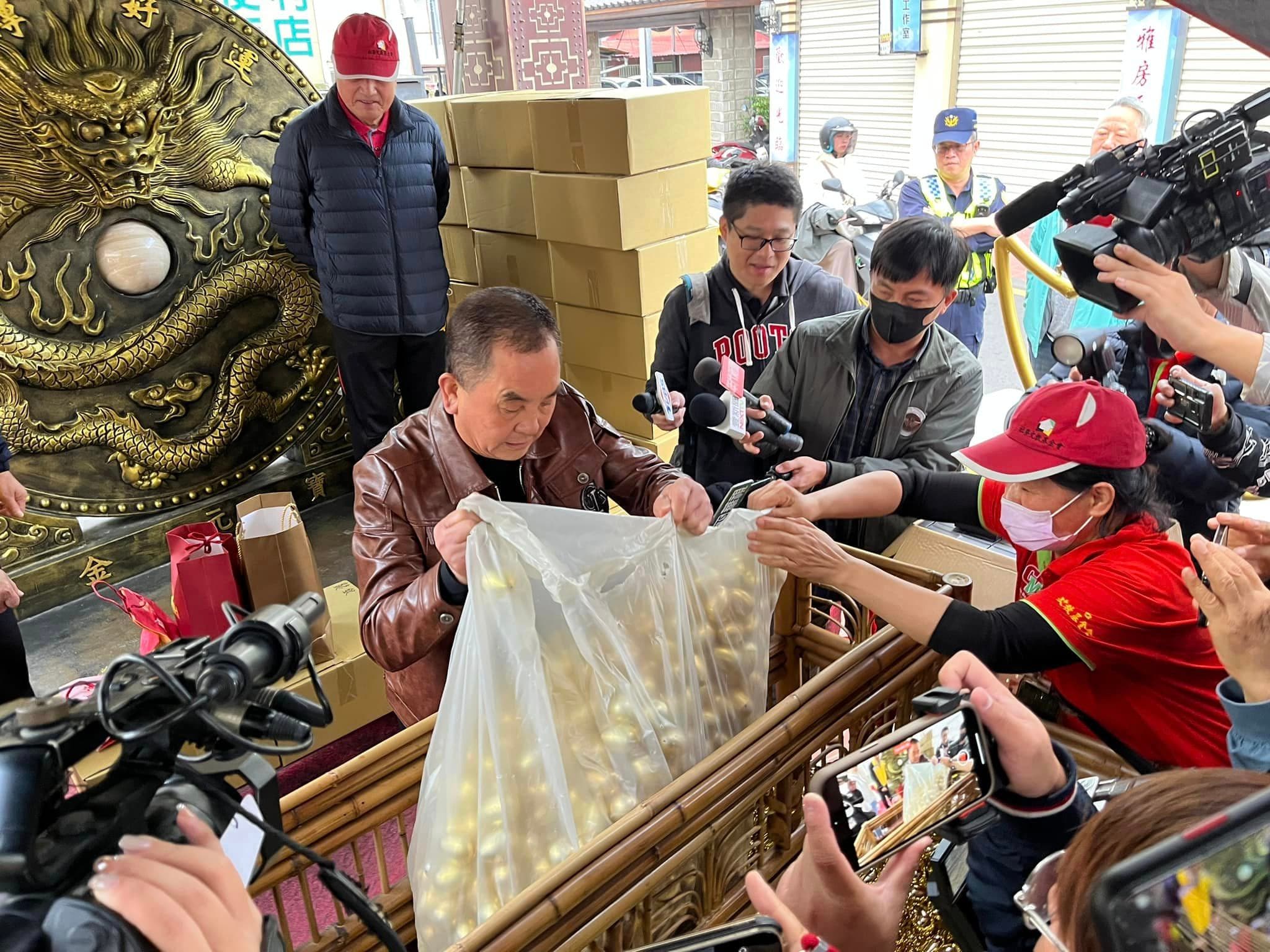 主委莊秋安準備4451顆金雞蛋,發送給錢4451位排隊的信眾。(翻攝自竹山鎮長陳東睦臉書)