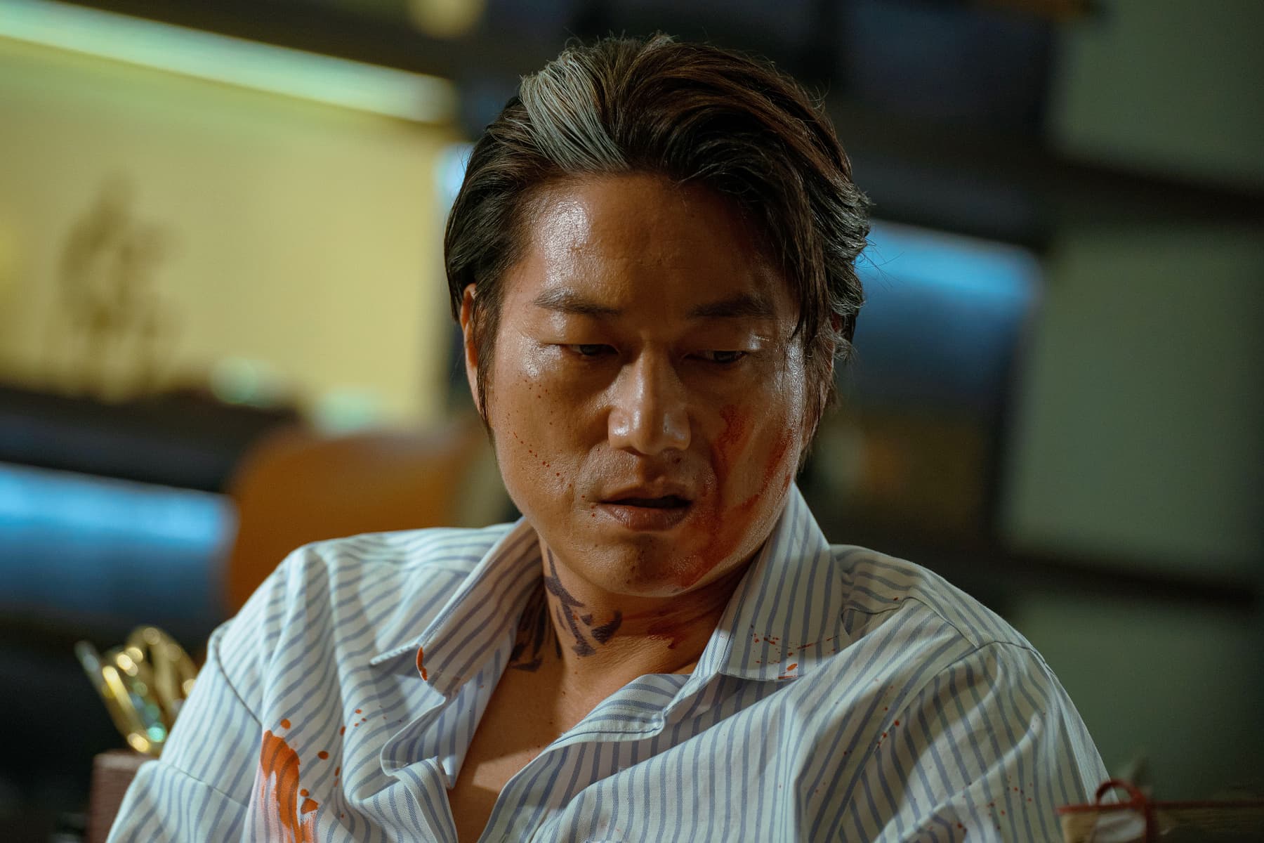 姜成鎬片中一改親切的形象,大開殺戒。(采昌國際提供)