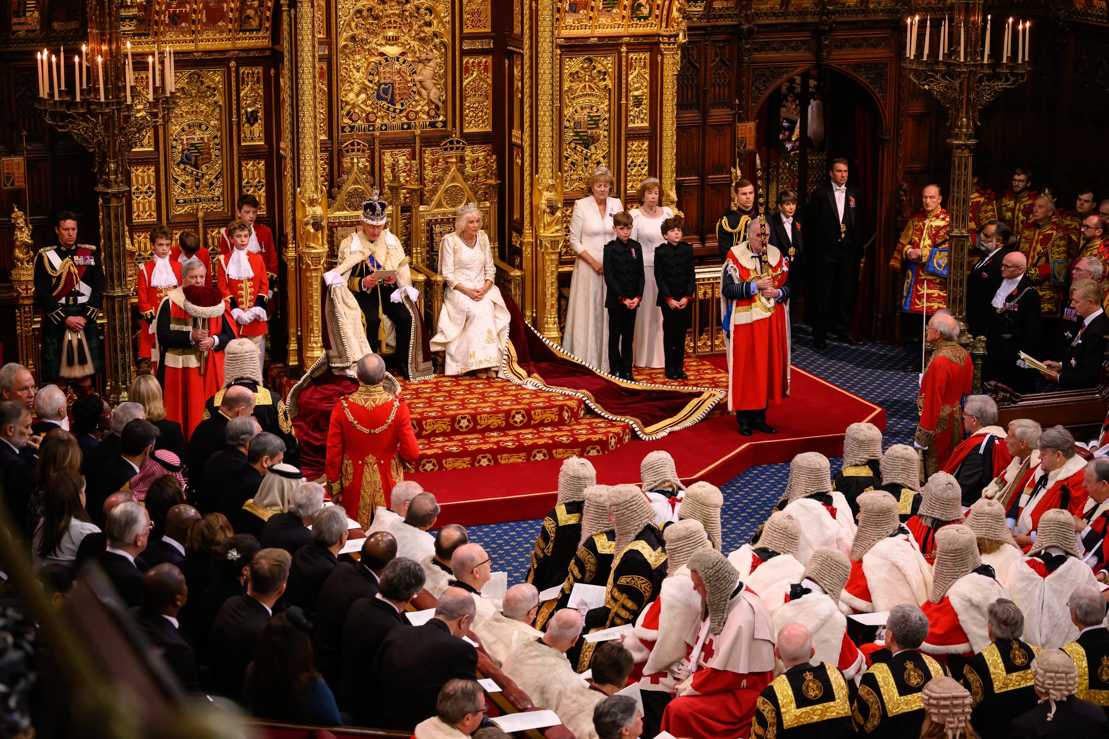 查爾斯三世繼位後,首次以君主身分出席英國國會開幕典禮。(翻攝The Royal Family臉書)
