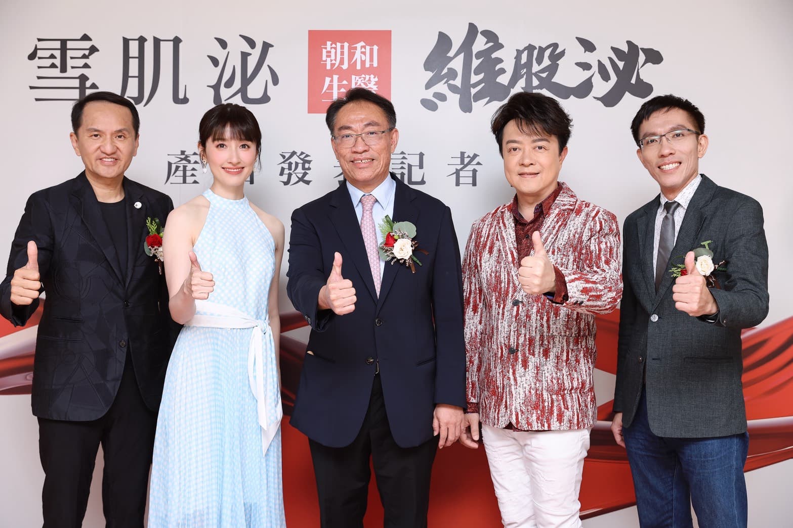 影后田中千繪(左2)與金曲歌王翁立友(右2)為昭和生醫產品代言。(業者提供)