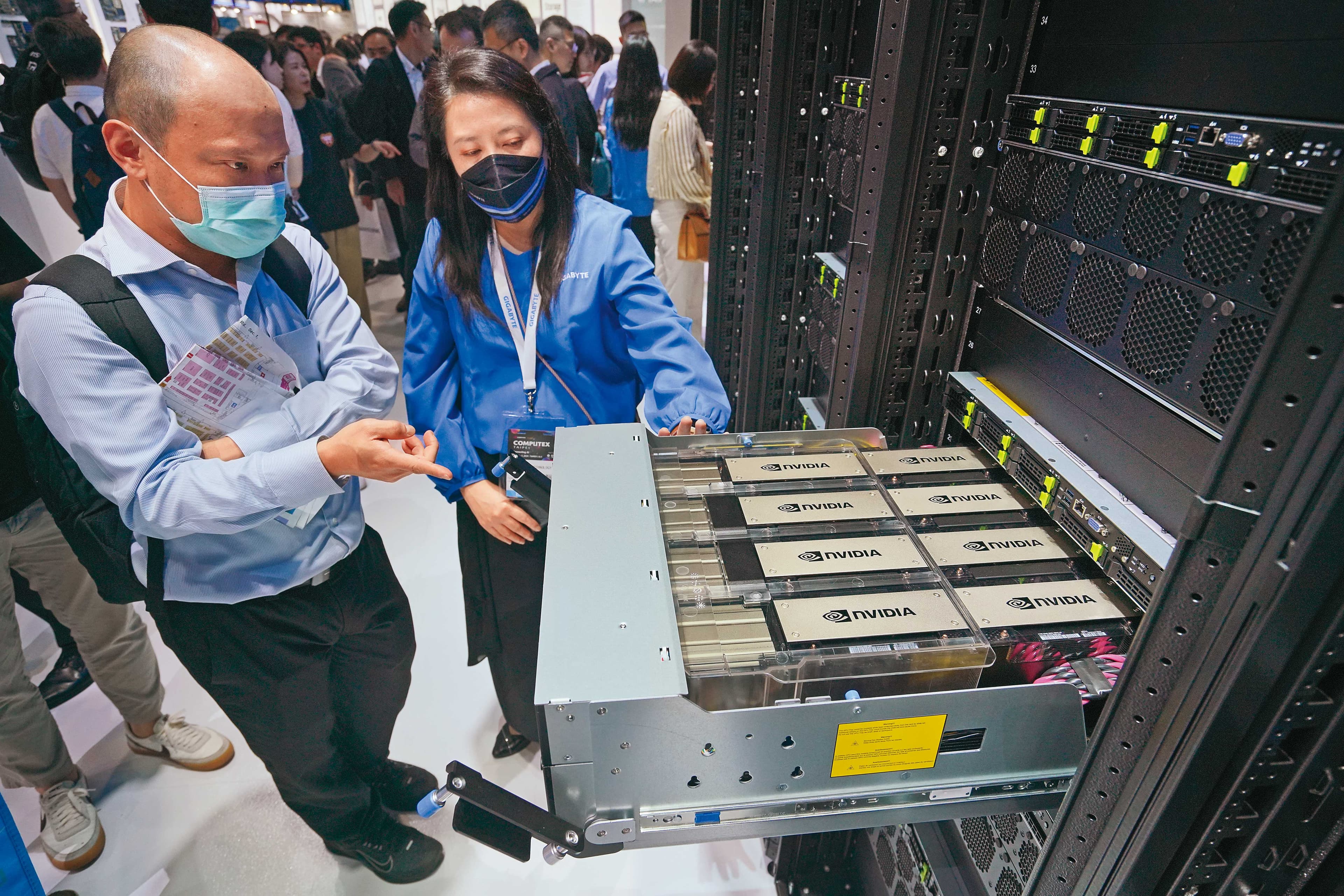 現在的AI伺服器機櫃要求輕薄、滑順、散熱佳,更看重承重安全。