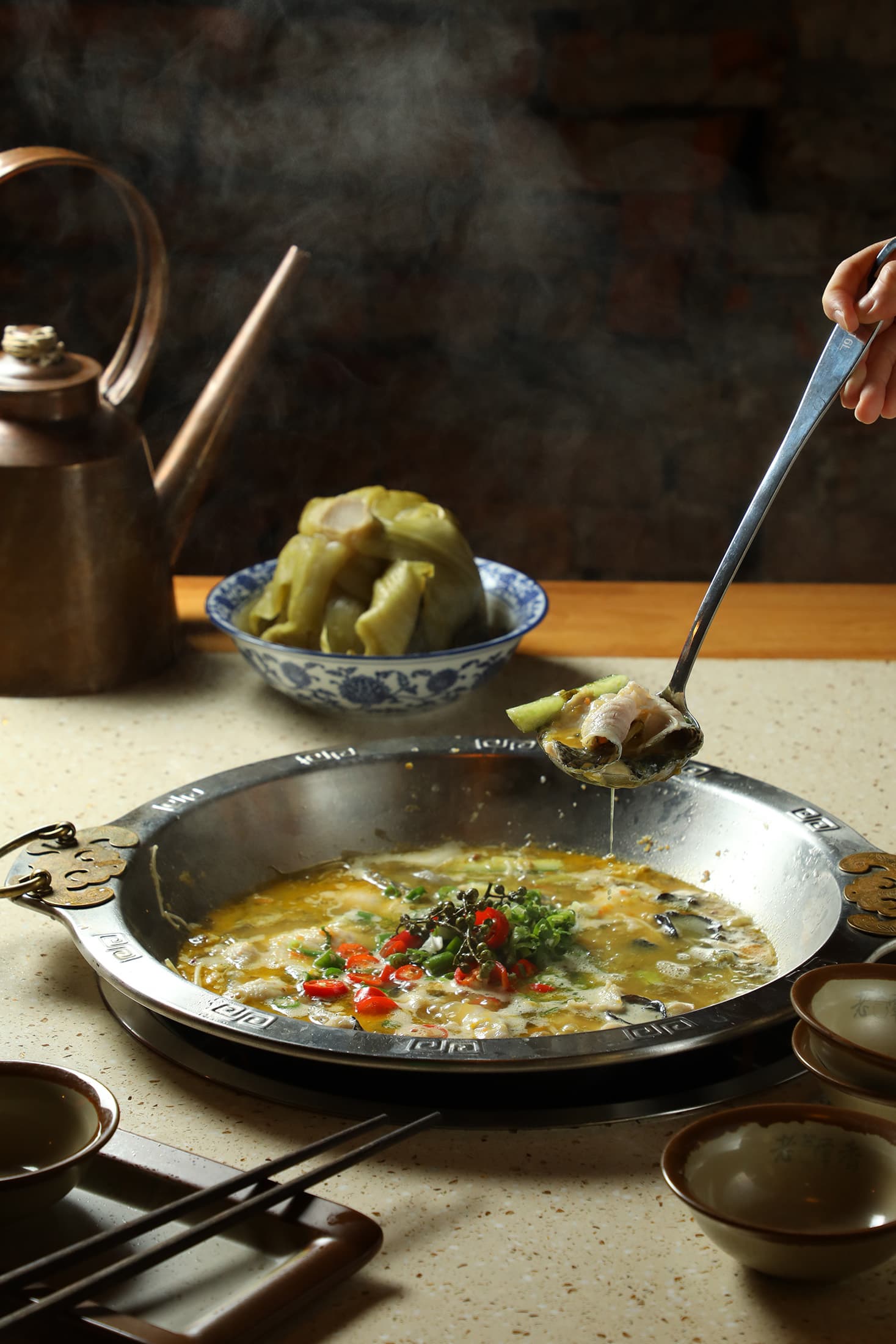 「金湯酸菜魚」起鍋前會以熱油熗乾辣椒，增加香氣與風味。（980元／中份）
