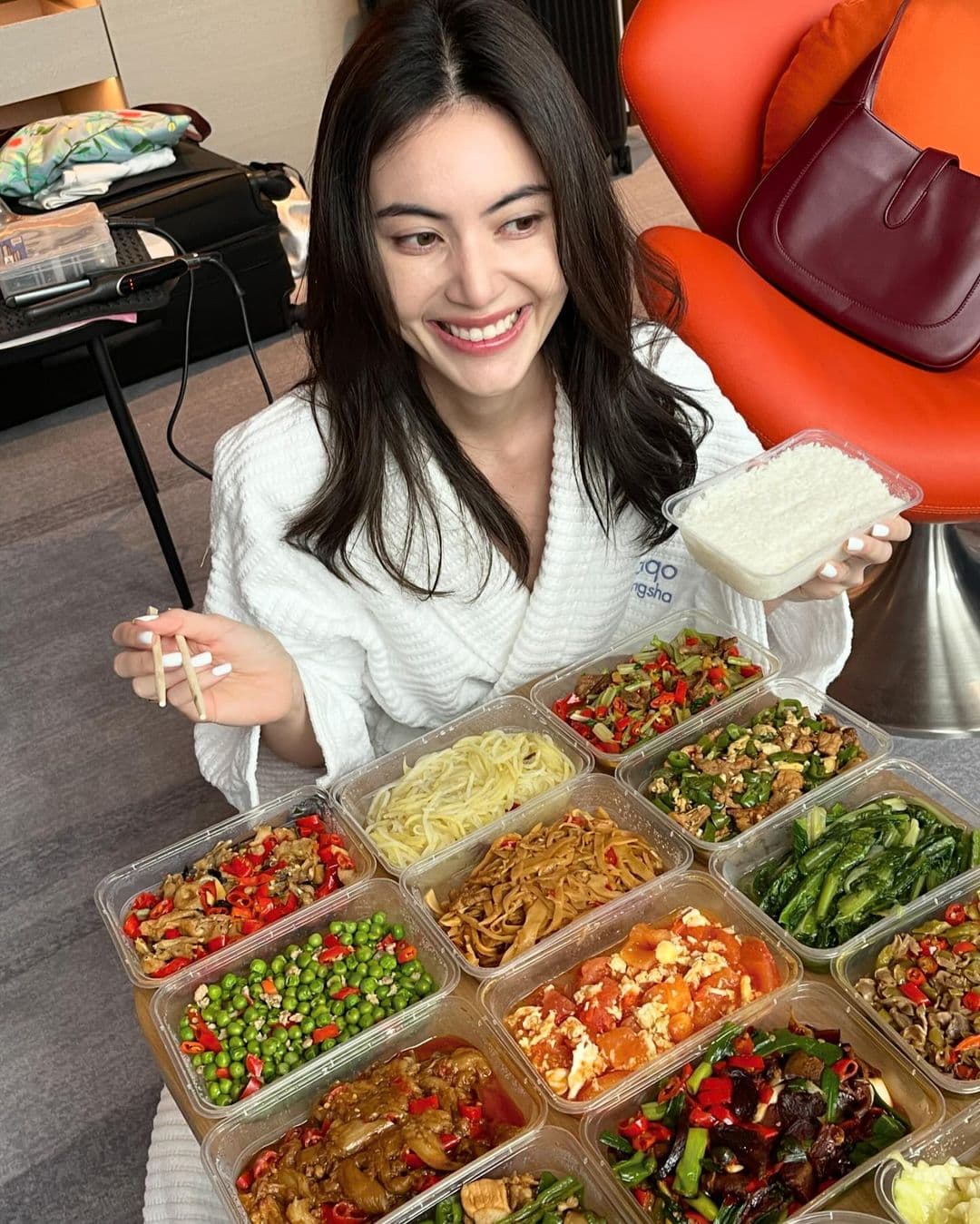 Mai Davika已上傳在大陸開心吃飯的工作照,並寫上「很開心來到這裡。」(翻攝Mai Davika INS)