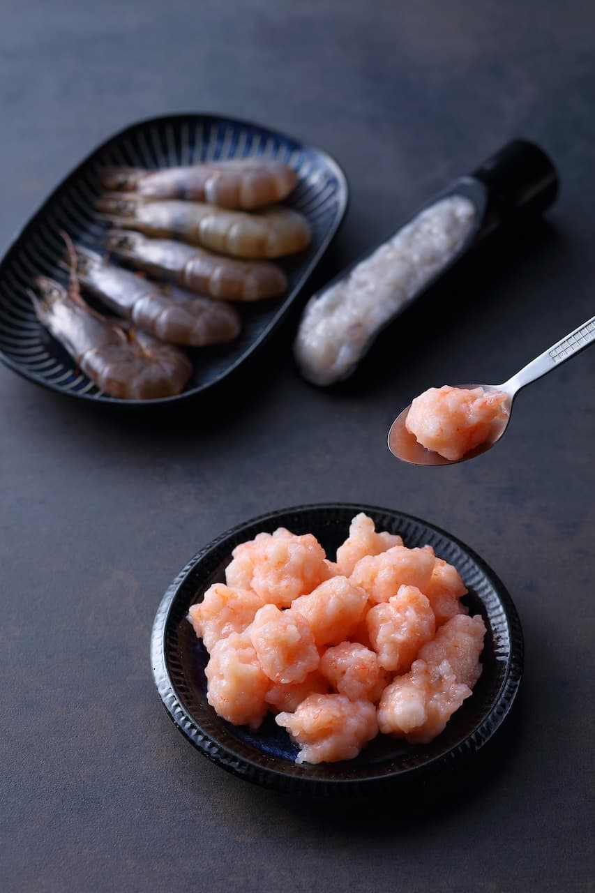 老饕推薦加點的「完美蝦滑」吃得到鮮蝦的彈牙鮮美,點餐後由廚房現煮入盤盆。(168元/份)