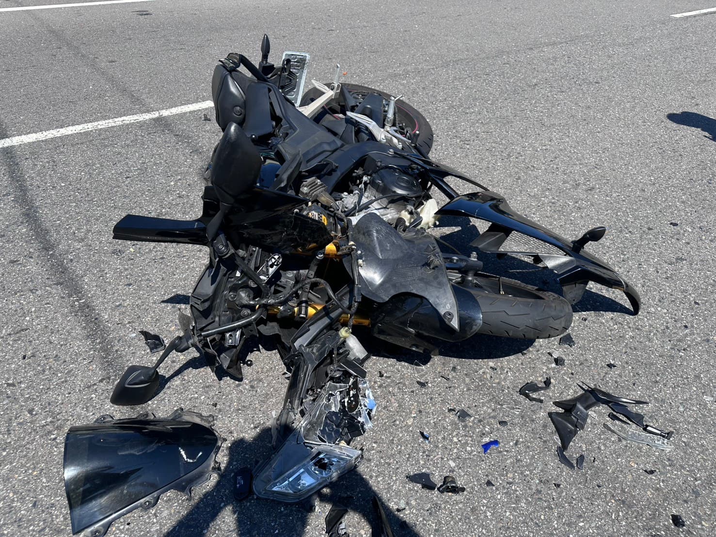 機車全毀畫面曝光。(警方提供)