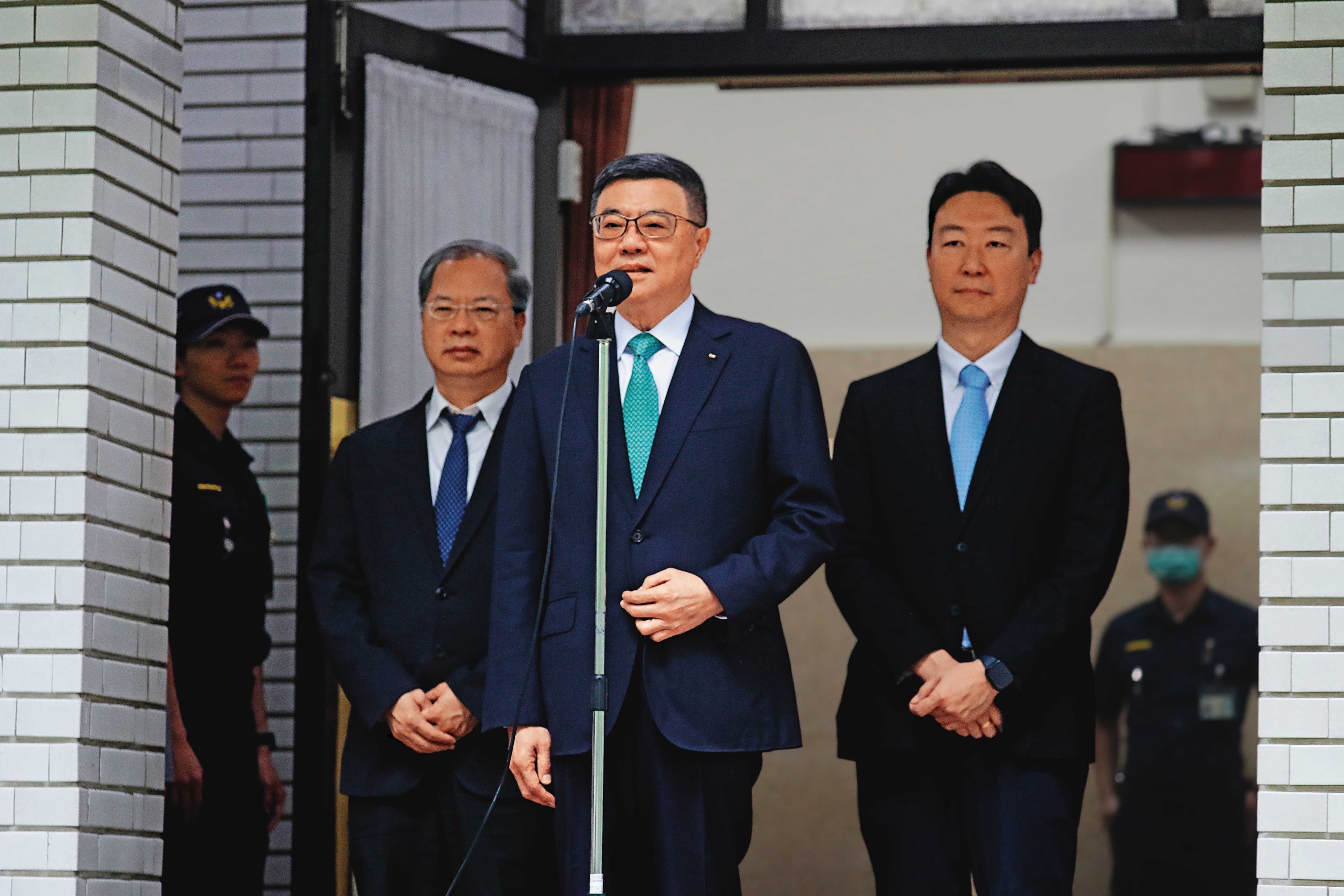 行政院長卓榮泰(中)重視與立院黨團溝通,日前主動邀約綠委到政院開會。