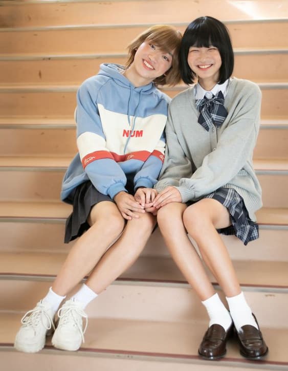 橘彩葉(圖右)笑容可掬,看起來就像可愛的女高中生。(翻攝IG@miss_tk2023)