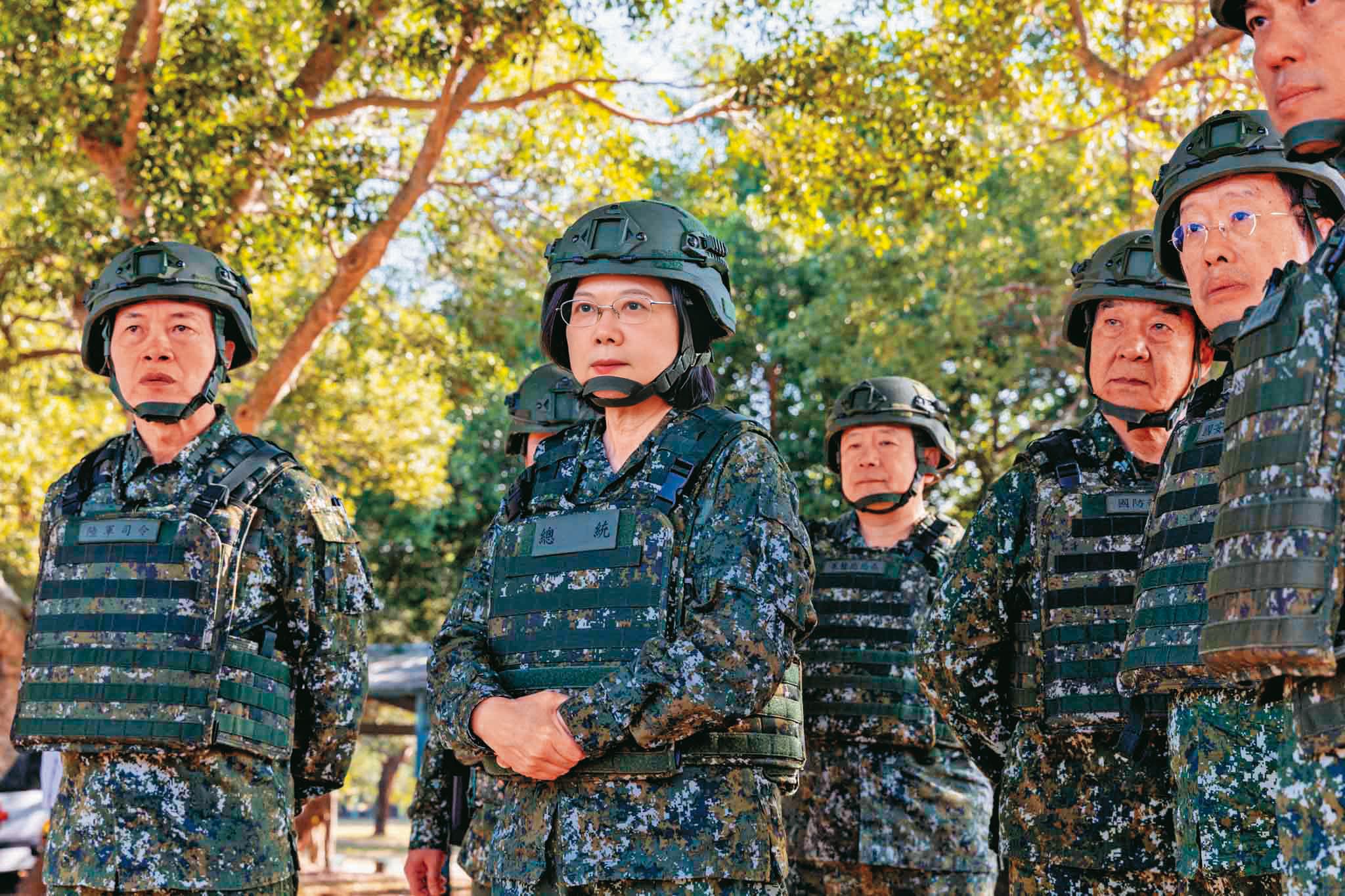蔡英文推兵役改革,也親自到新兵中心視導新式入伍訓練期末測驗。(翻攝總統府flickr)