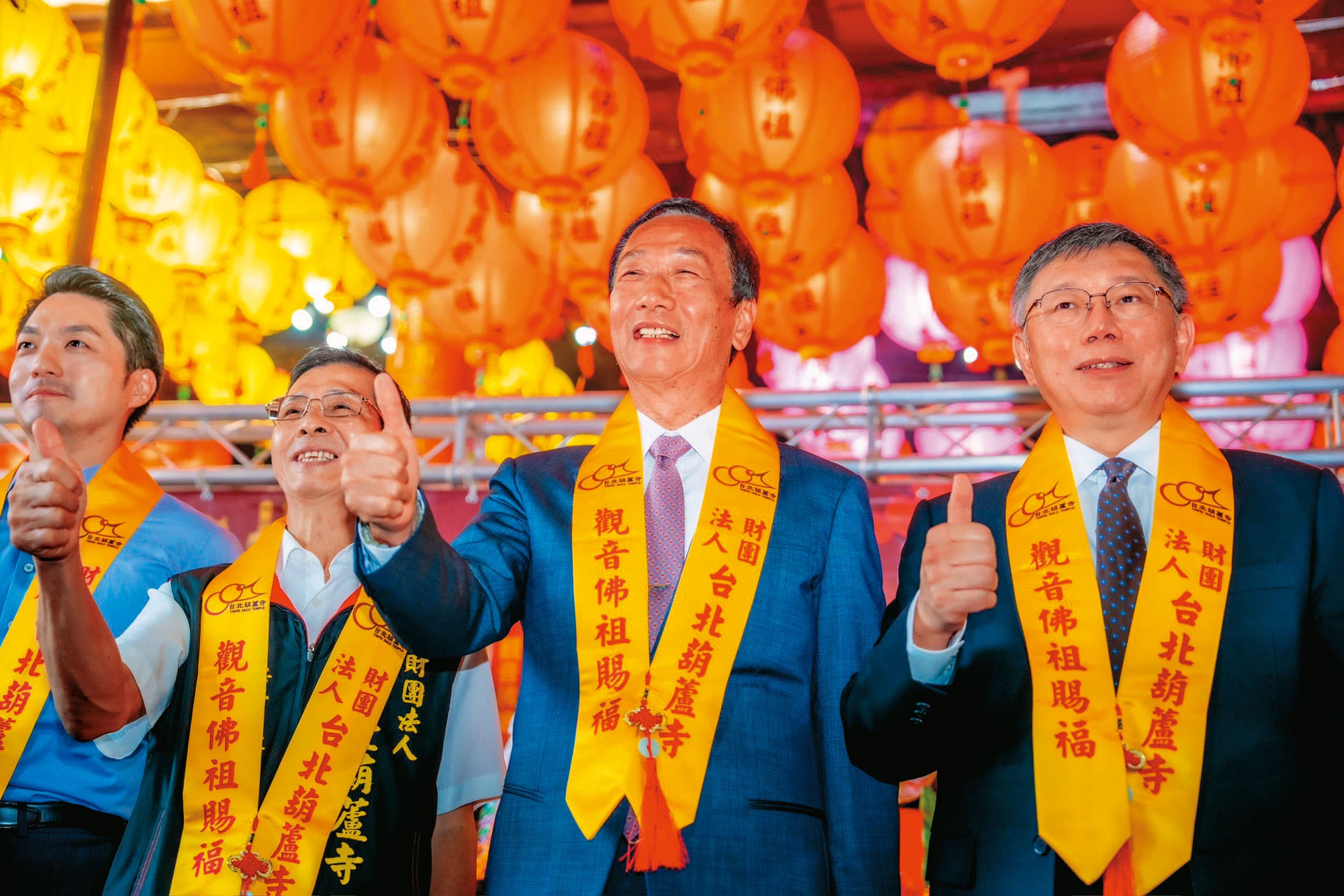 柯文哲(右)、郭台銘(中)、侯友宜日前齊聚台北市葫蘆寺時,爆出喬座位事件,恰好對應了非綠陣營複雜糾葛。(郭台銘團隊提供)