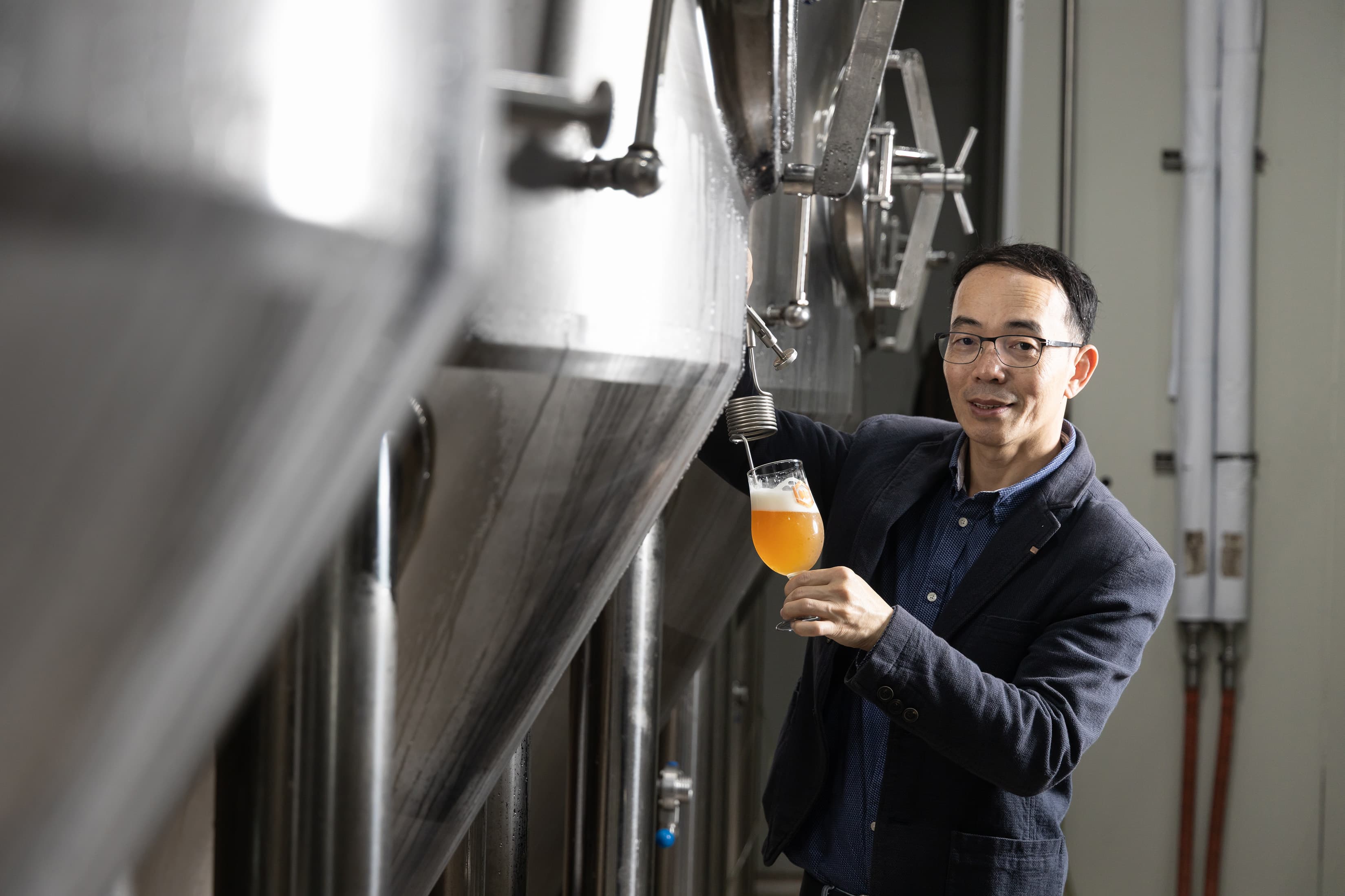 鄧爸麥酒創辦人鄧心承以紮實釀酒工藝,為不同的食材與啤酒創造出品質穩定又好喝的風味。