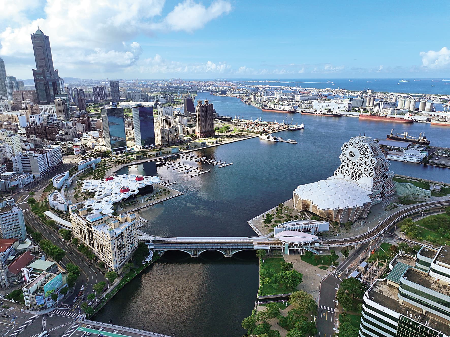 高雄流行音樂中心橫跨愛河兩端,是市政府規劃亞洲新灣區的重要場域。(高流提供)