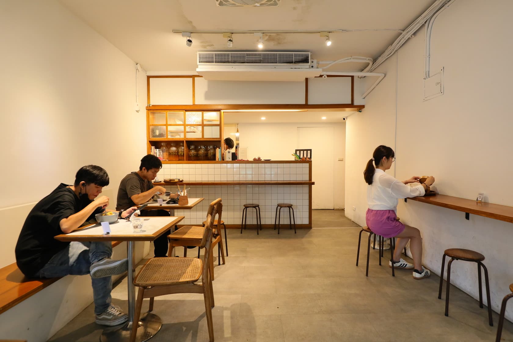 「Kitchen Island中島」白磚和木頭相間的空間，給人很放鬆的用餐感受。
