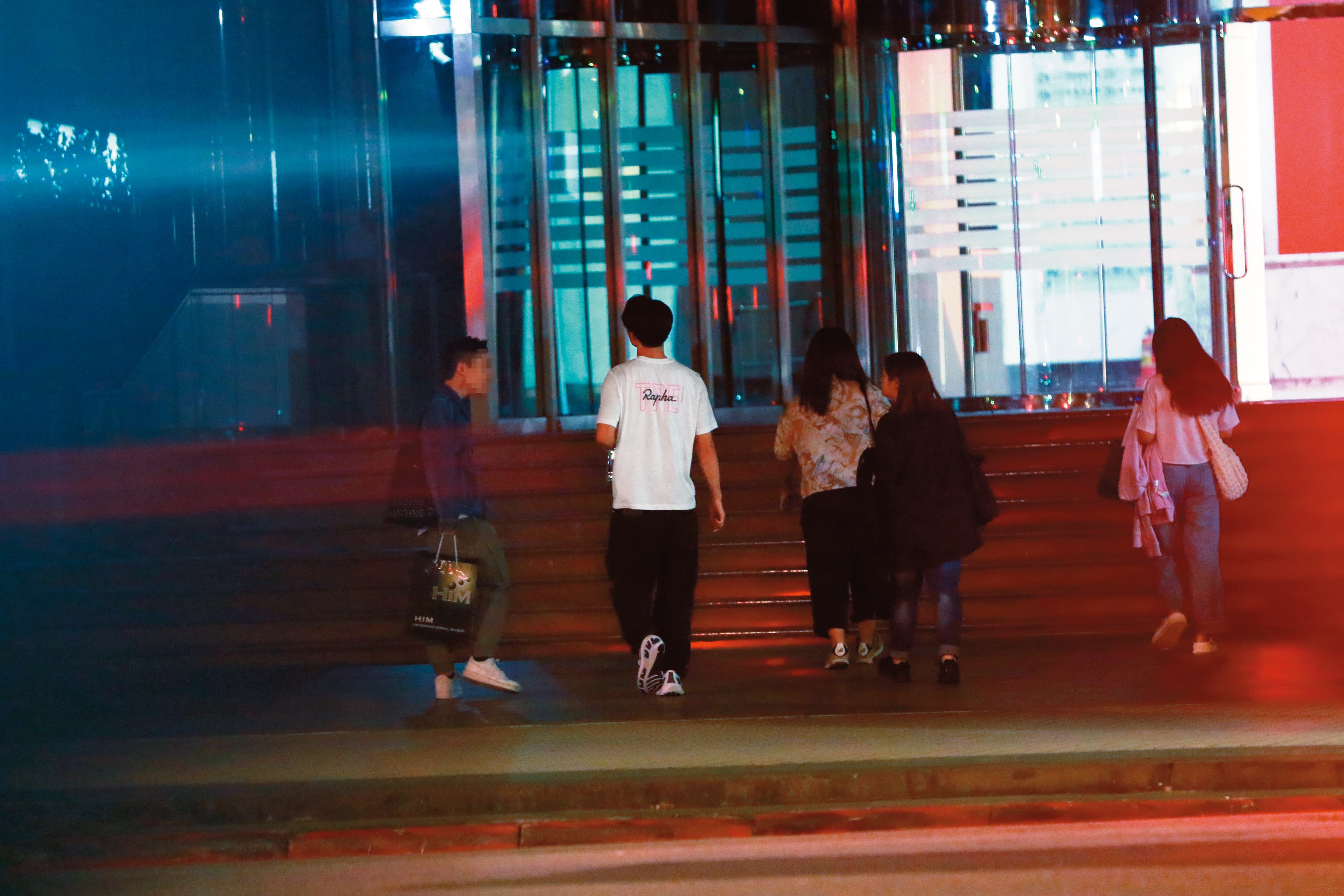 11/8,22:08陳昊森邊走邊喝水,馬不停蹄前往十樓的POP Radio錄製節目。