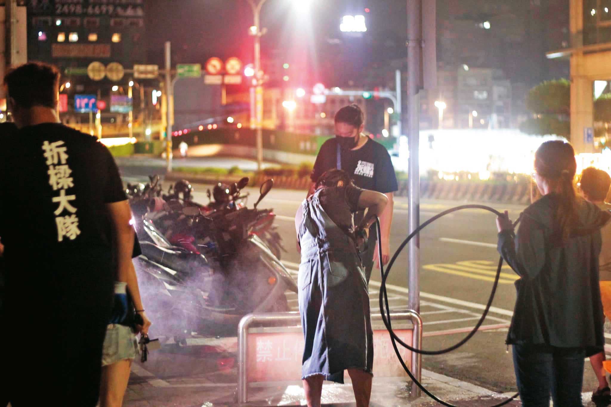 拆樑團體持續出招,在基隆市內人潮聚集處以高壓水槍洗出「罷免國樑 基隆要強」字樣。(山海公民拆樑行動提供)