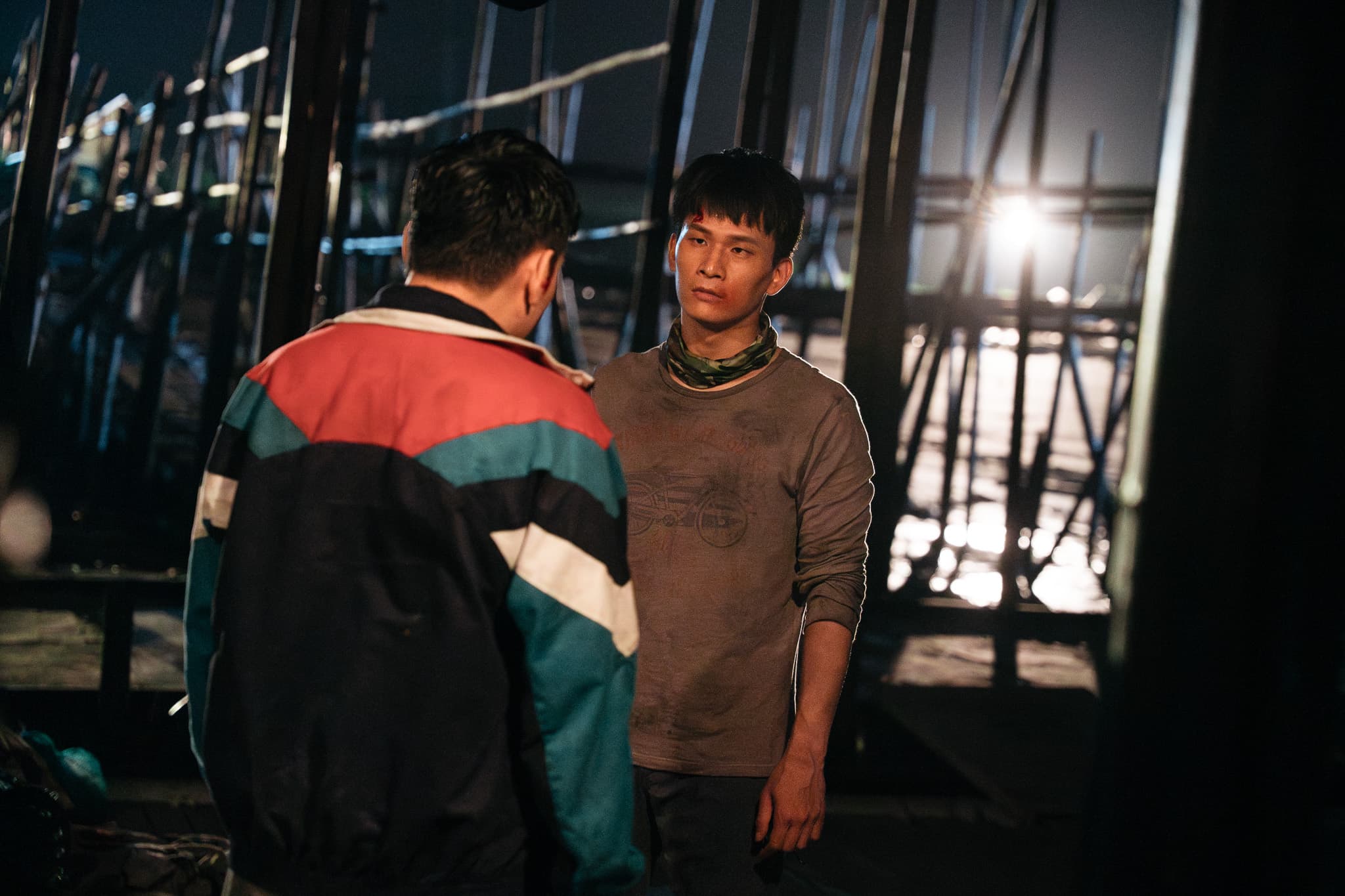 黃奇斌(右)在《死亡賭局》中充滿爆發力的演技驚豔劇組。(英傑哆影業提供)