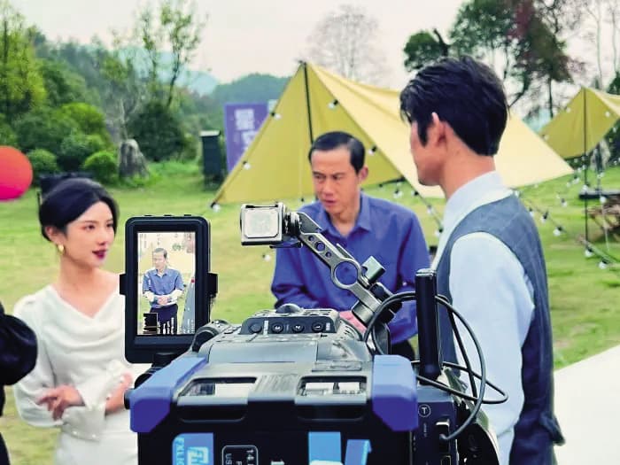 短劇拍攝時間短,一週可以拍到上百集,演員每年可以拍上十幾部,片酬累積起來也很可觀。(翻攝自《證券時報》)