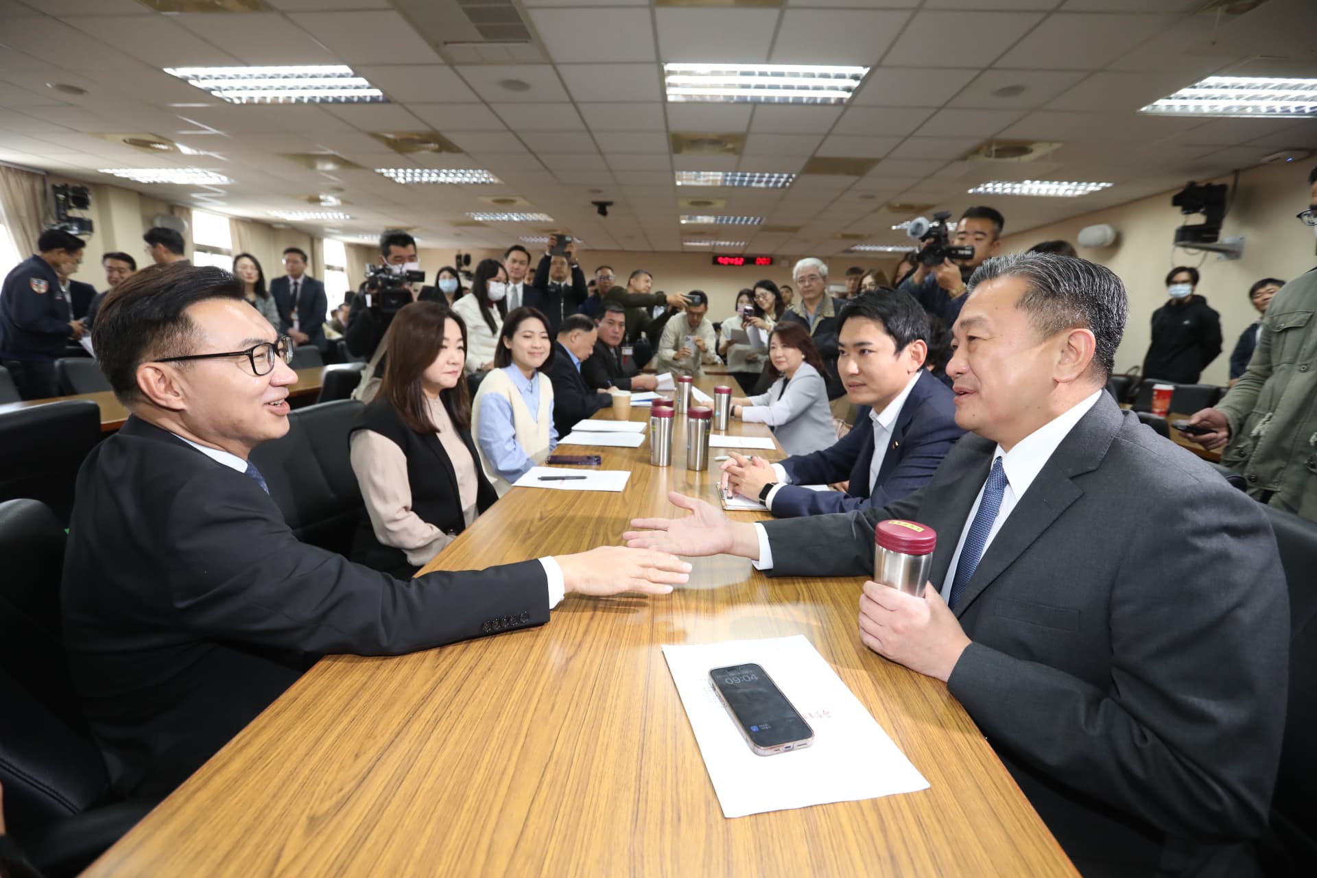 王定宇（右1）與馬文君（左2）當選為外交國防委員會召委。