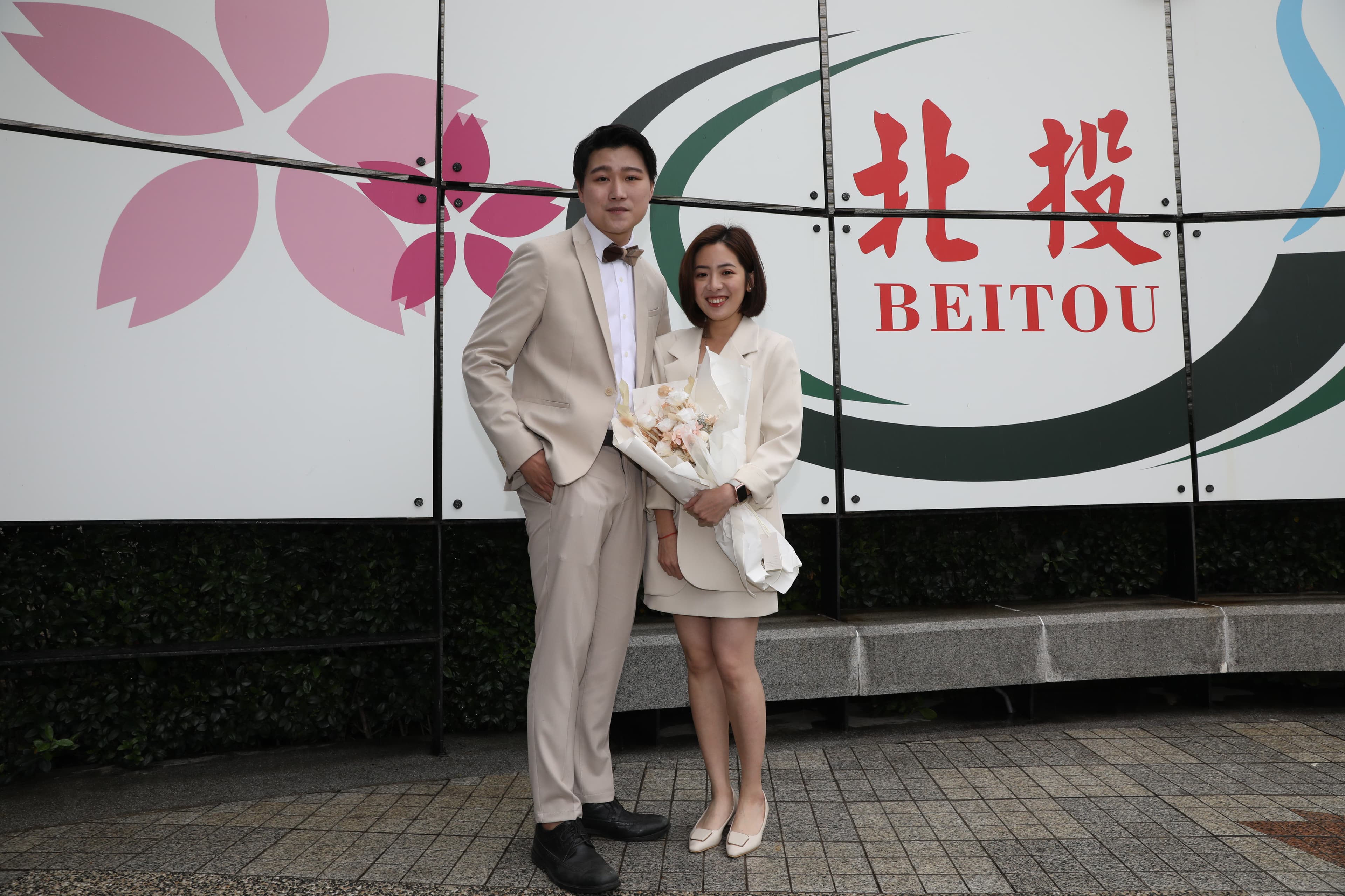 本刊獨家直擊,2人完成結婚登記後準備步出北投戶政事務所,黃瀞瑩與先生劉家耀落落大方向本刊記者分享新婚喜訊。