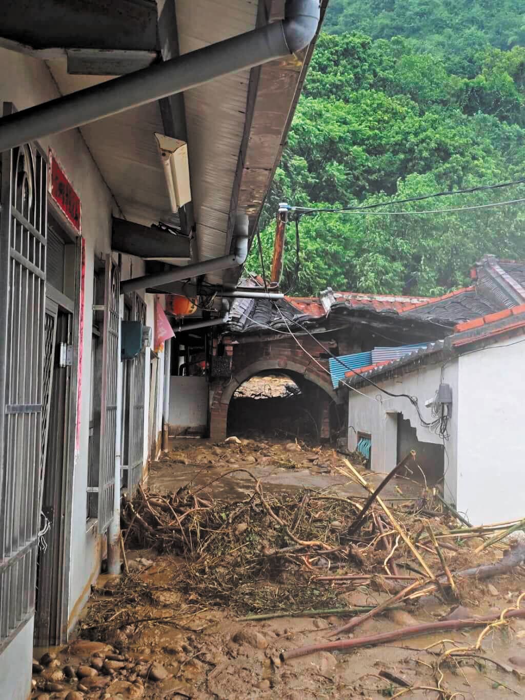 高雄老翁在家中遭土石流沖入活埋,不幸身亡。(高雄市警察局旗山分局提供)