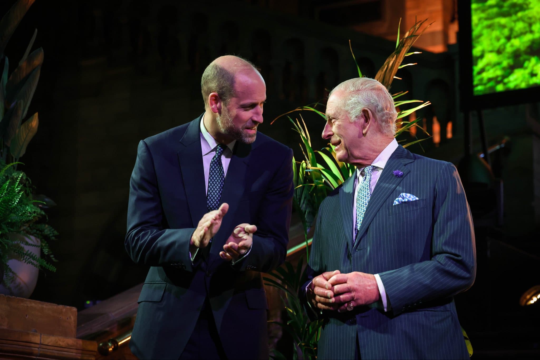 英國王室公開威廉和父親查爾斯三世的合照,送上生日祝福。(翻攝X@RoyalFamily)