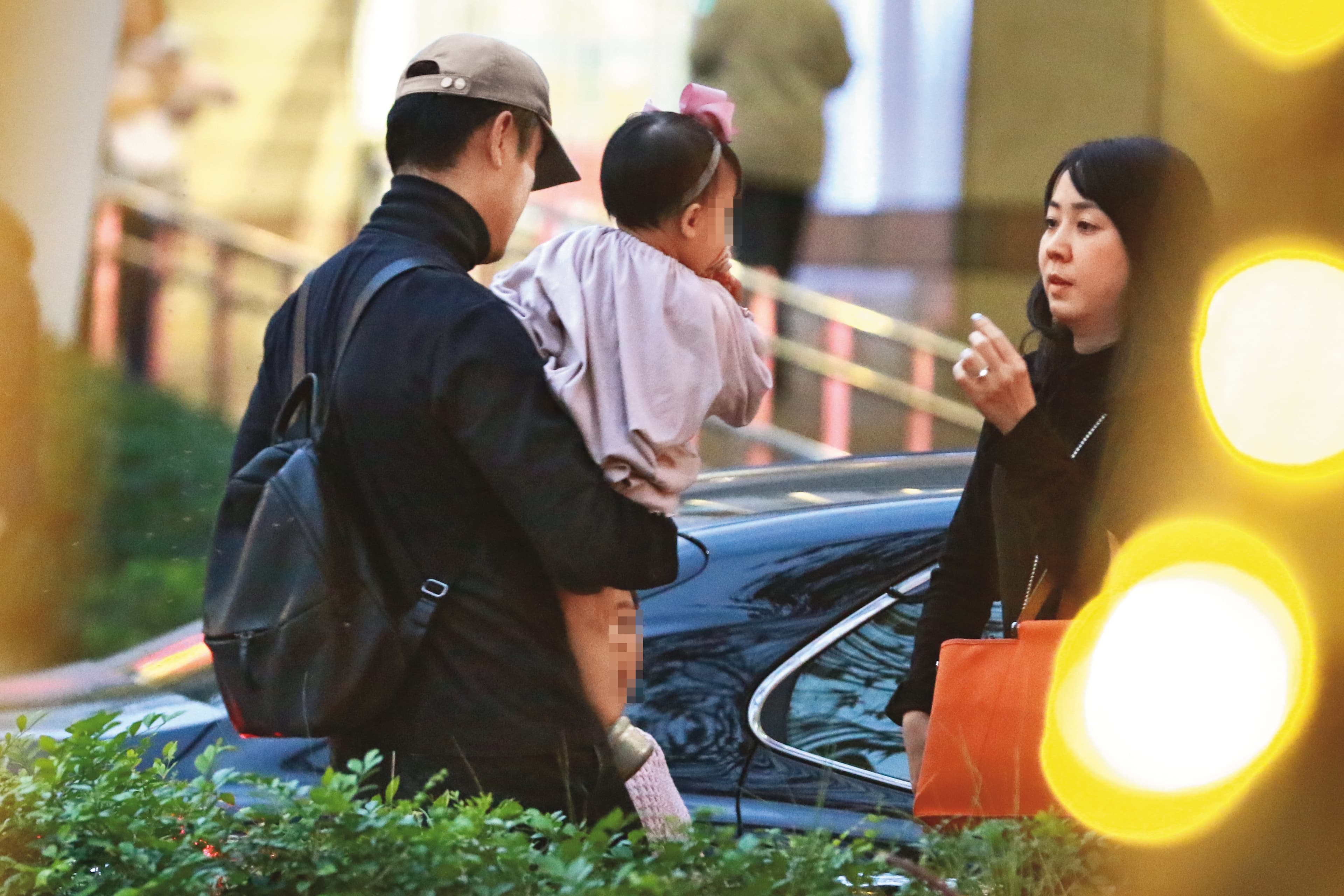 下午5點多,本刊目擊明道(左)與老婆(右)帶著一對子女現身北市大直商場。