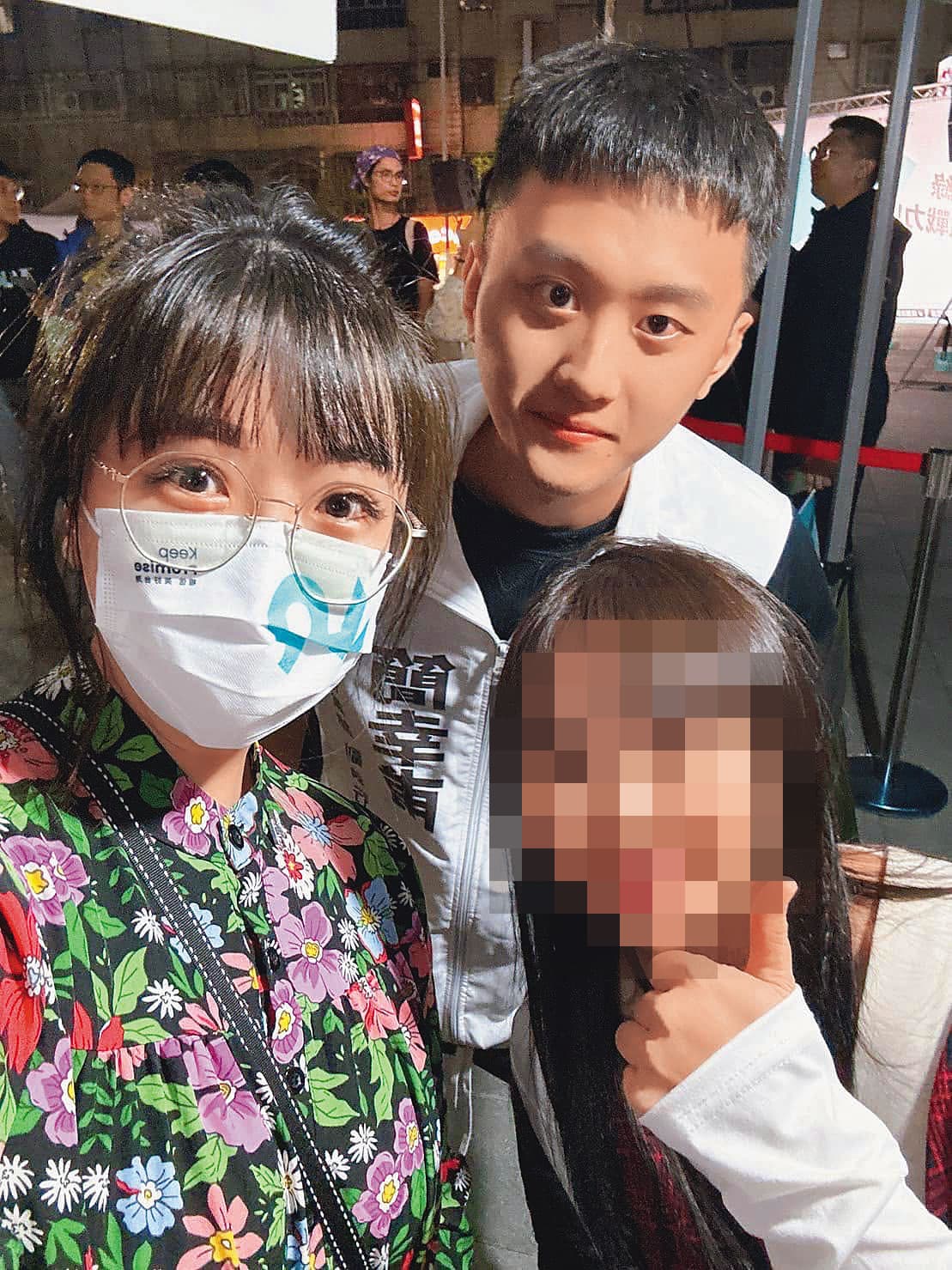 民眾黨中評委簡幸甫(後)與人妻小草張喬瑜(前左)互動曖昧。(翻攝簡幸甫臉書)