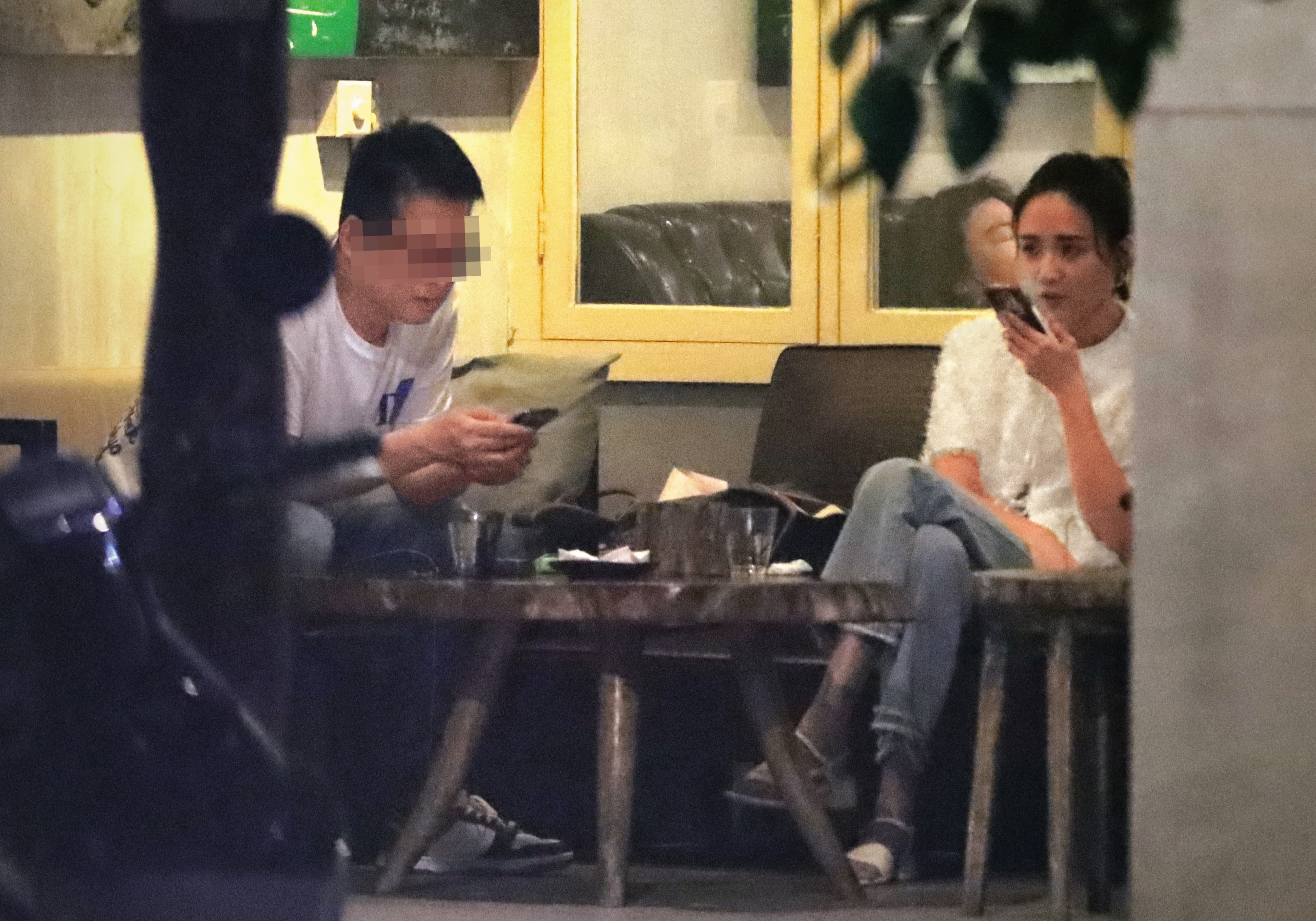 5月3日21:36,何妤玟酒足飯飽後與眼鏡男在餐廳外的吸菸區聊天。