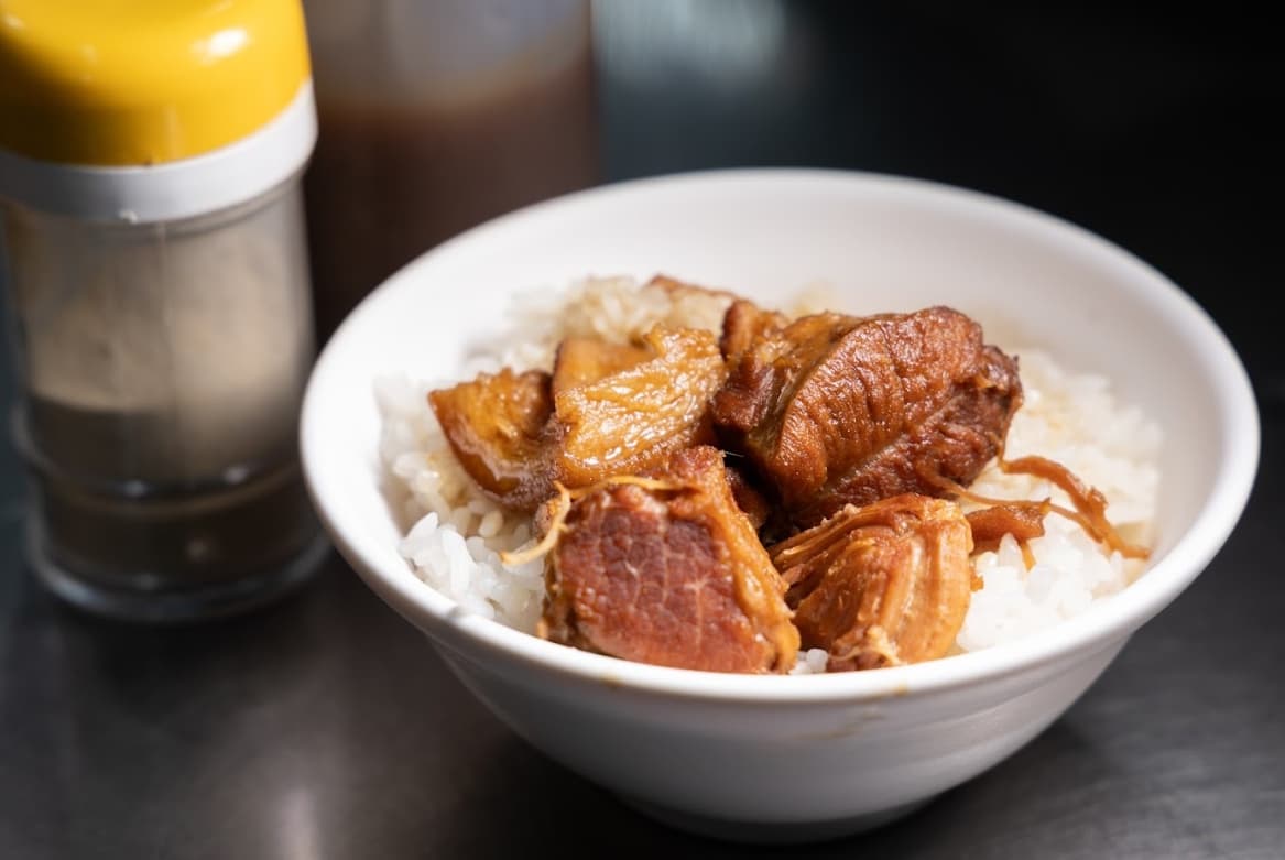 「老二腿庫飯」的招牌腿庫，製程繁複，豬腳會先炸過，再分早晚兩次長時間滷製，總計耗時5小時以上。（鄭祺耀攝）