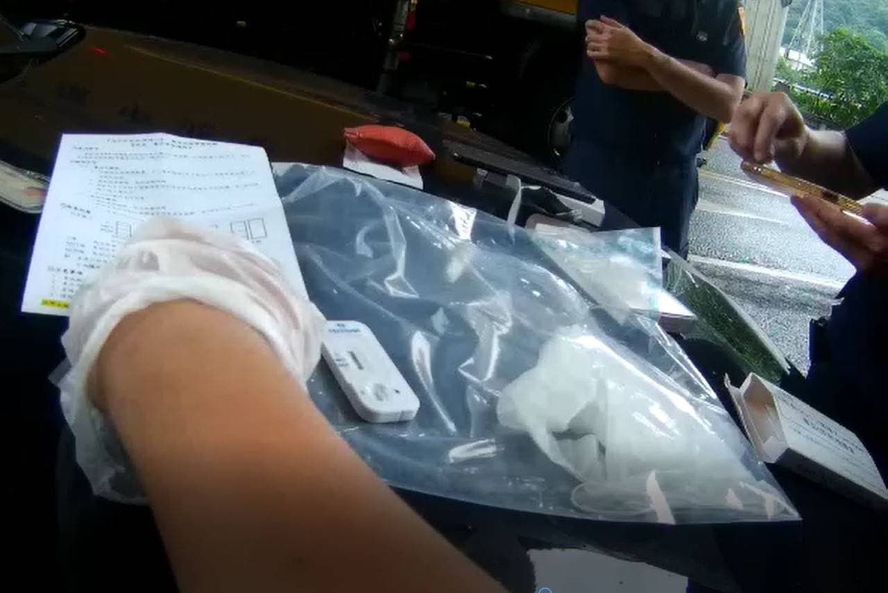 警方在陳男包包中起出吸食器,訊後將他依法送辦。(翻攝畫面)