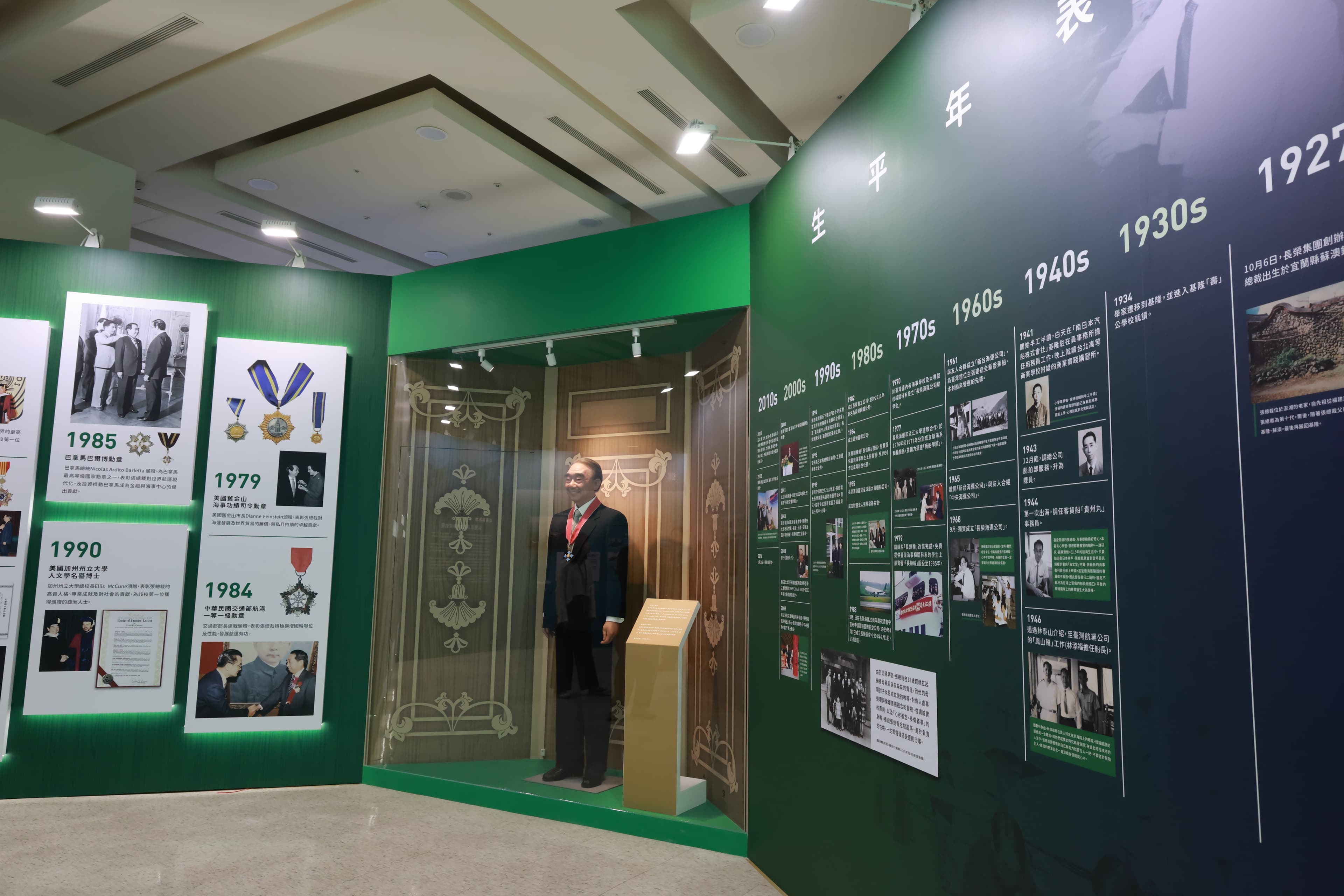 本次特展首度對外公開張榮發生前委由已故知名蠟像大師林健成精心製作的等身比例蠟像,栩栩如生。