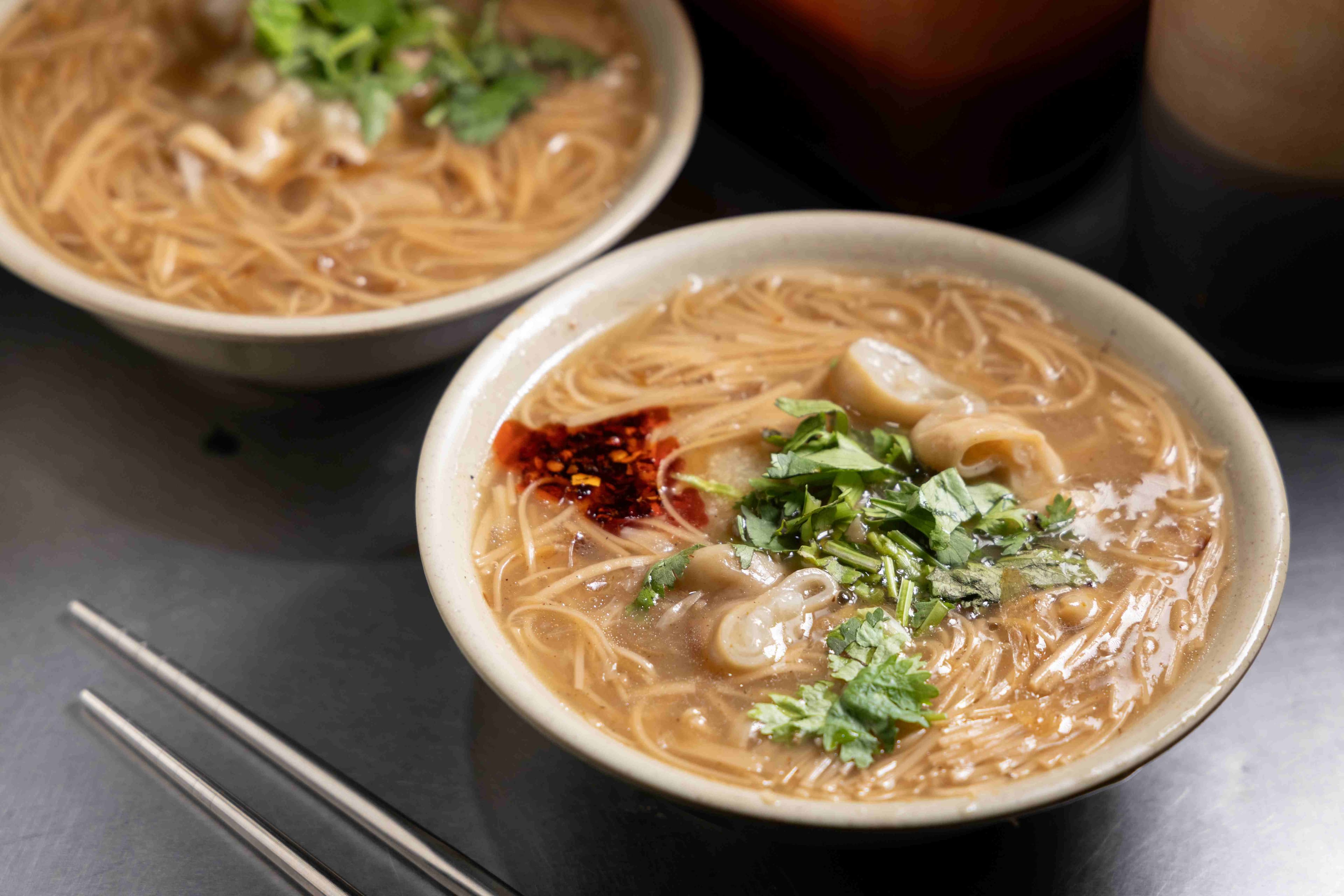 這裡只賣一味「大腸麵線」,滋味濃厚,令人懷念。(60元/小碗、70元/大碗)