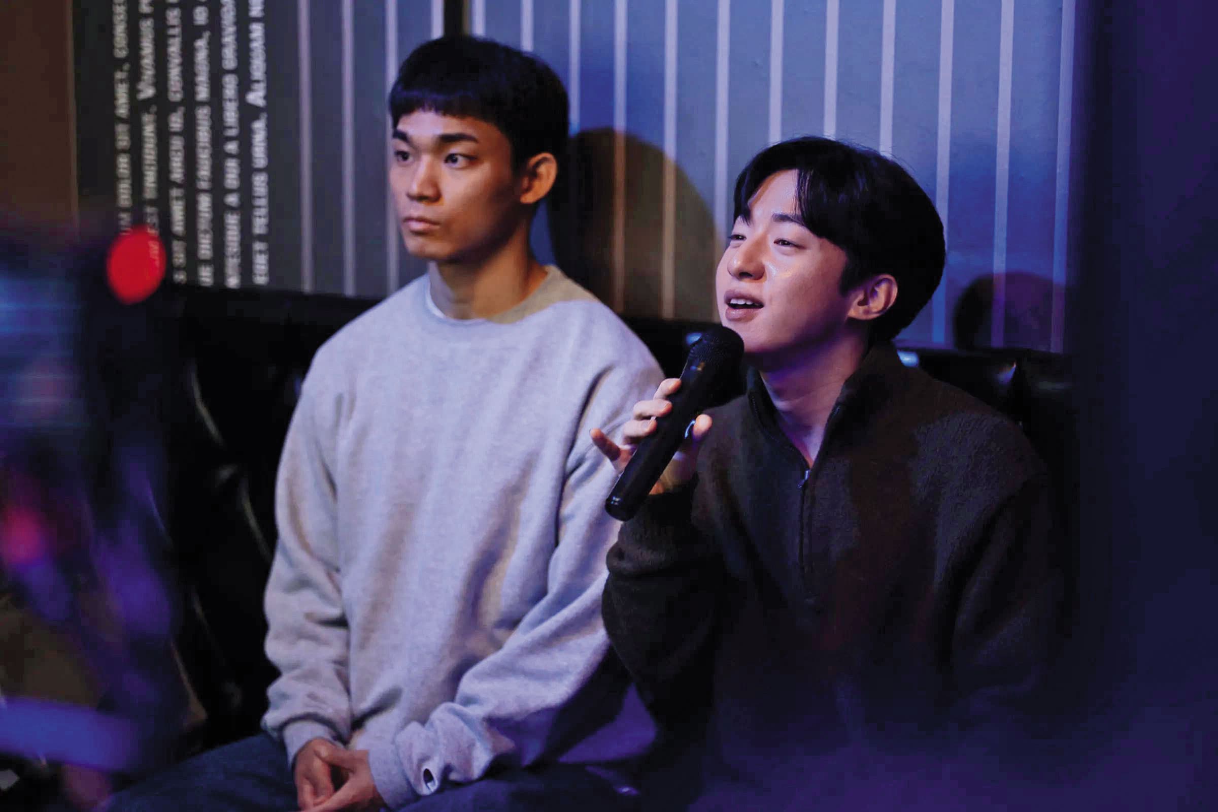 韓國電影 《3670》中,曹有鉉(左)飾演脫北者男同志,在某聚會認識金賢睦(右),二人逐漸培養出情誼。(好威映象提供)