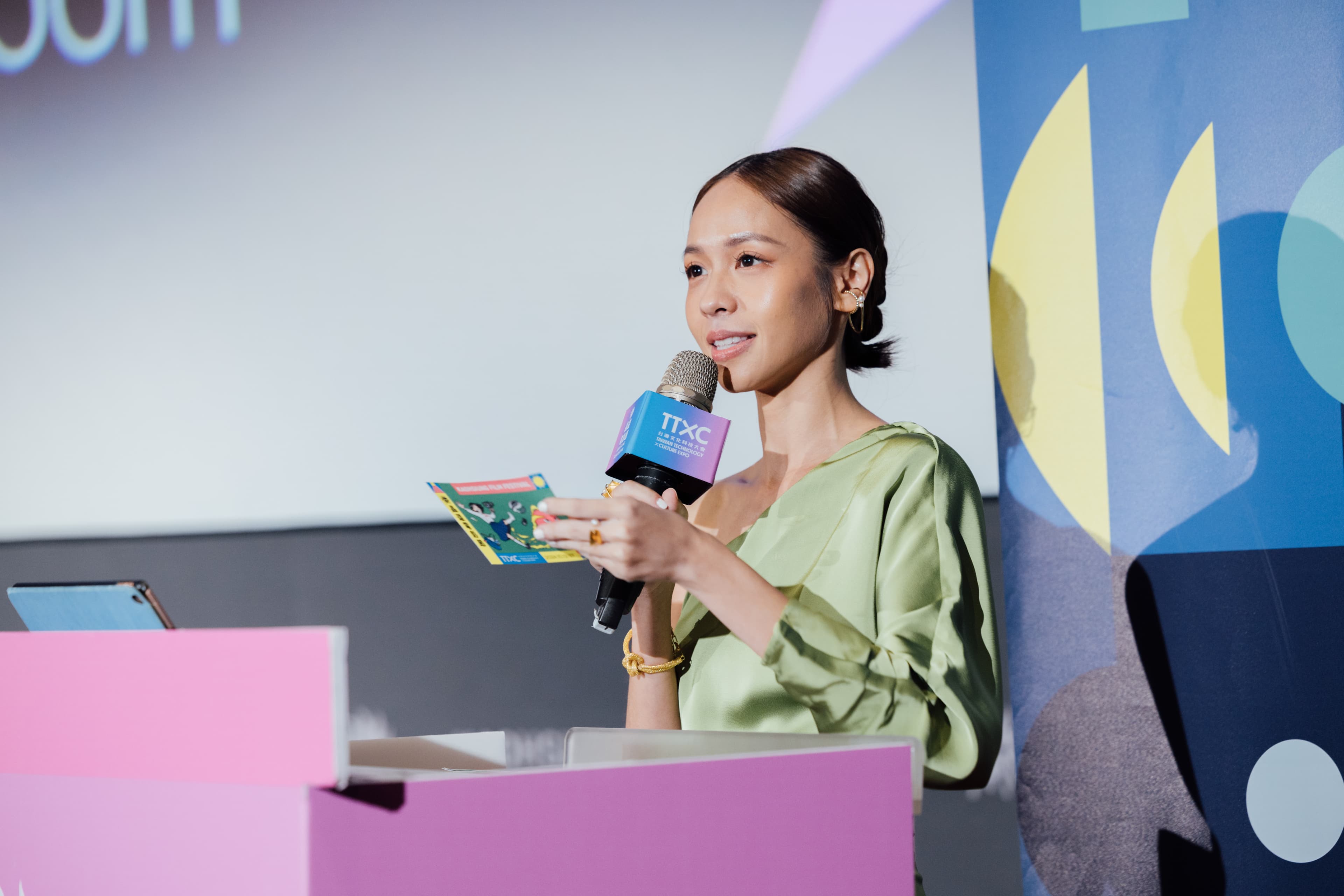 演員黃姵嘉首次擔任雄影國際競賽頒獎典禮主持人,坦言心情緊張。(高雄電影節提供)
