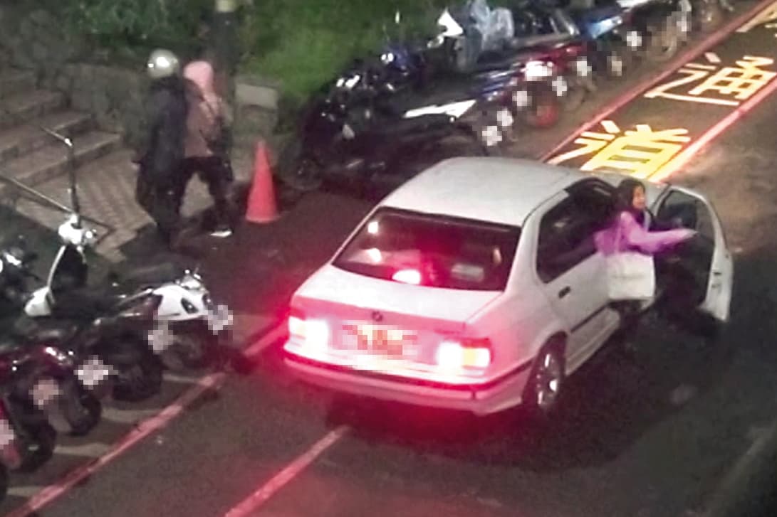 陳紹誠凌晨多次開車送夏米雅回家,全被韓先生錄影存證。(韓先生提供)
