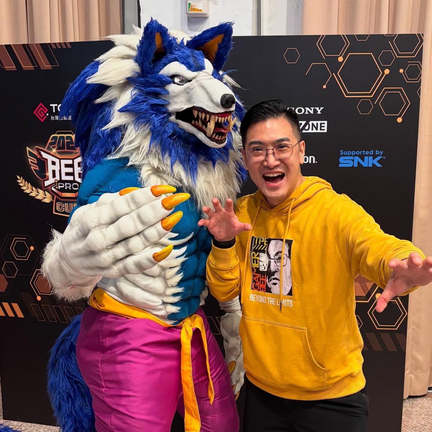 去年BeePro Cup向玉麟(右)與cosplay成遊戲角色的民眾(左)合照。(BeePro Cup提供)