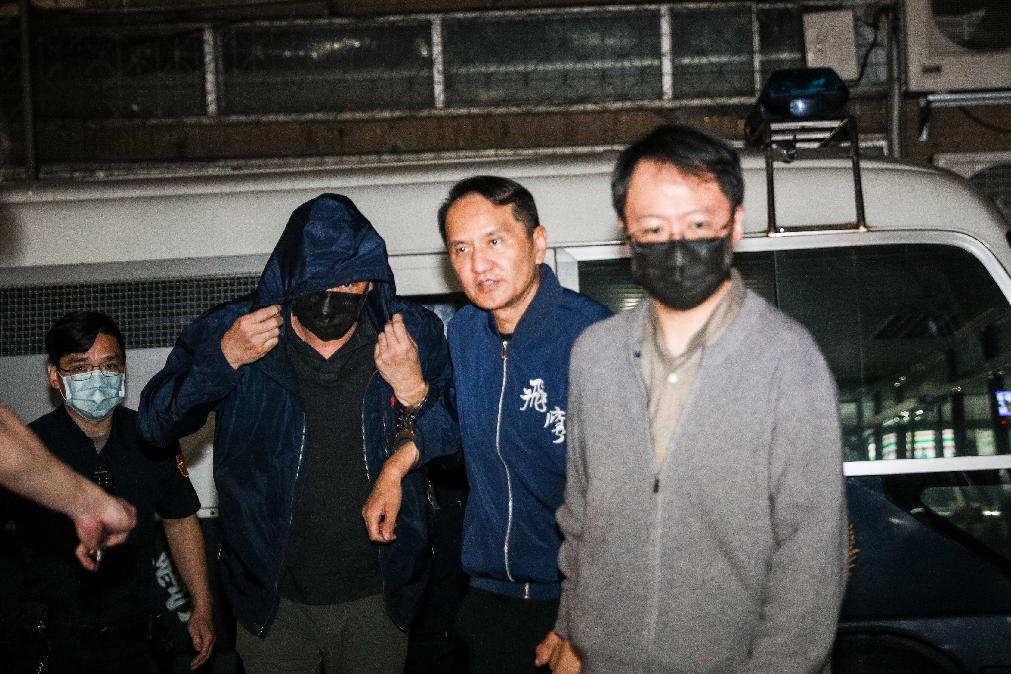 愛爾麗集團負責人常如山（中）、特助張元齡（右）及廠商謝金亨（左） 遭檢方偵結起訴。（鏡報鄒保祥）