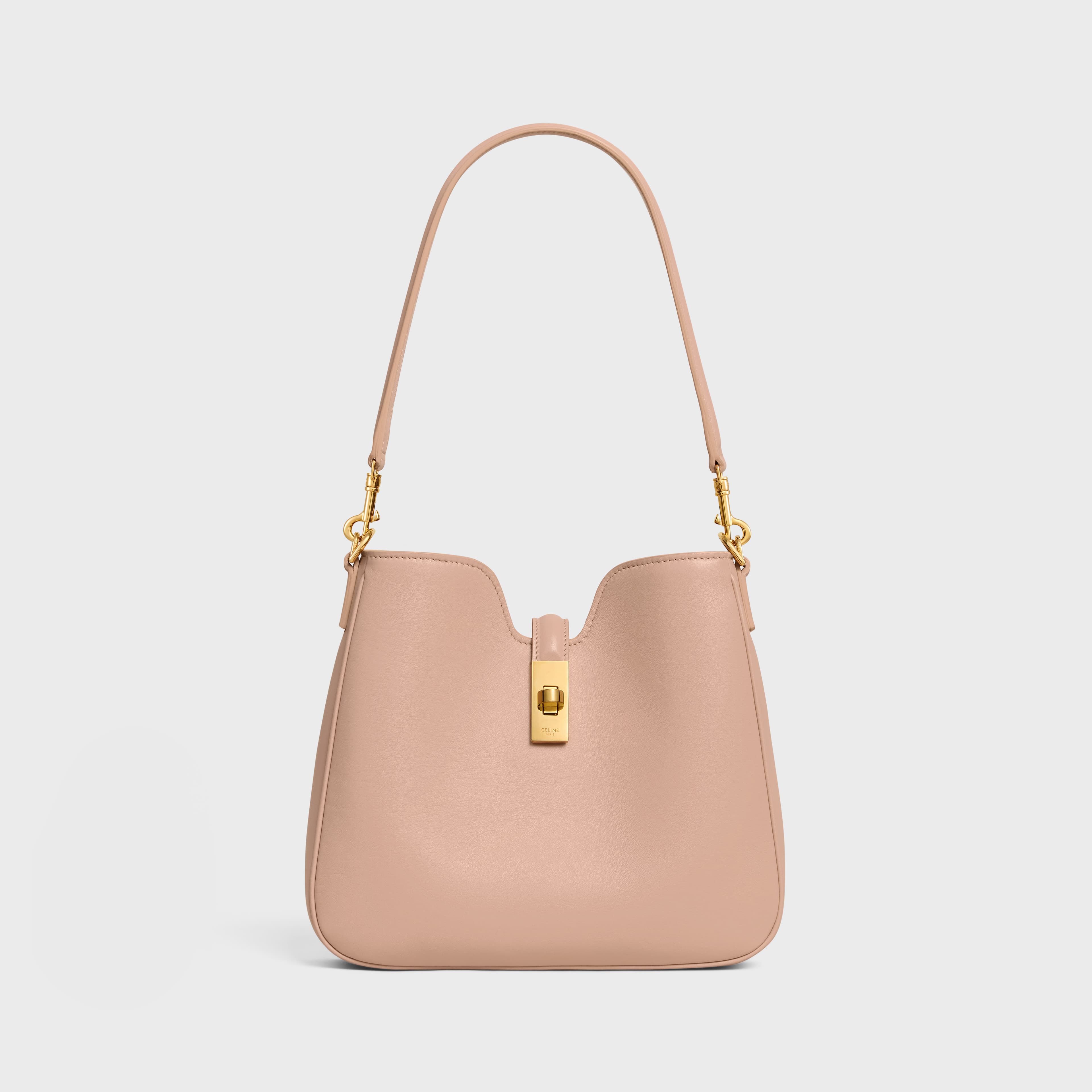 CAMILLE 16 SOFT光滑牛皮革小型手袋。NT$99,000（CELINE BY HEDI SLIMANE提供）