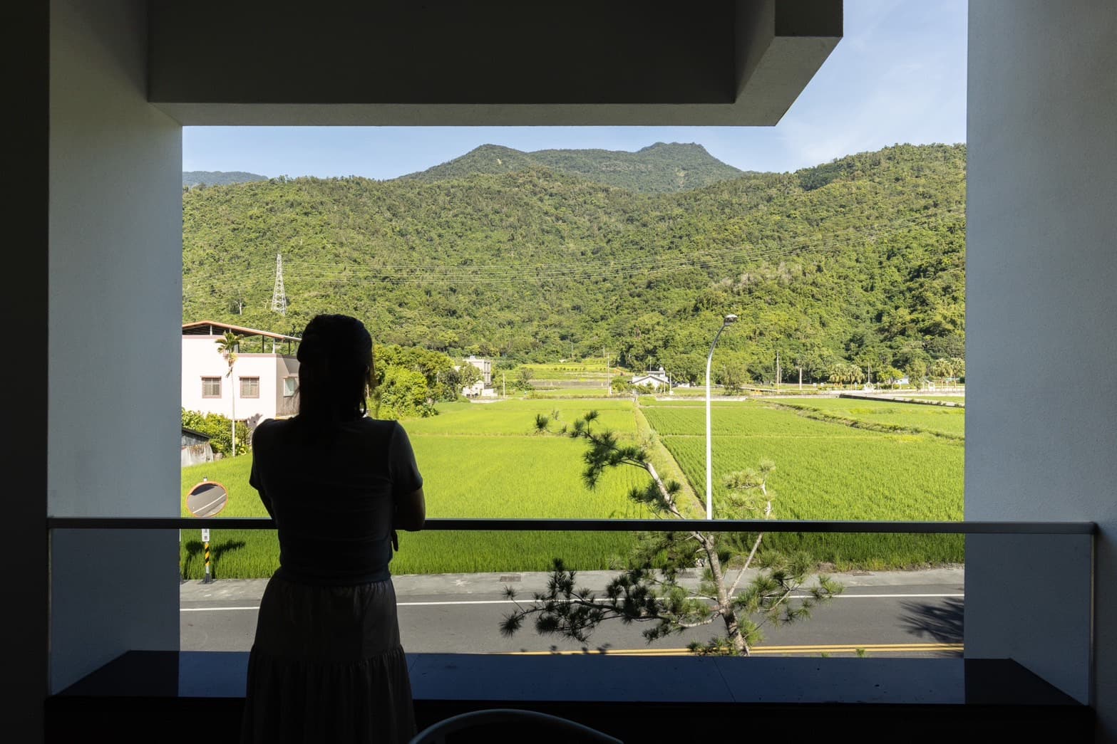 入住茶田關舍的房型正好望向大片稻田與山巒,一早就讓雙眼被綠意淨化。