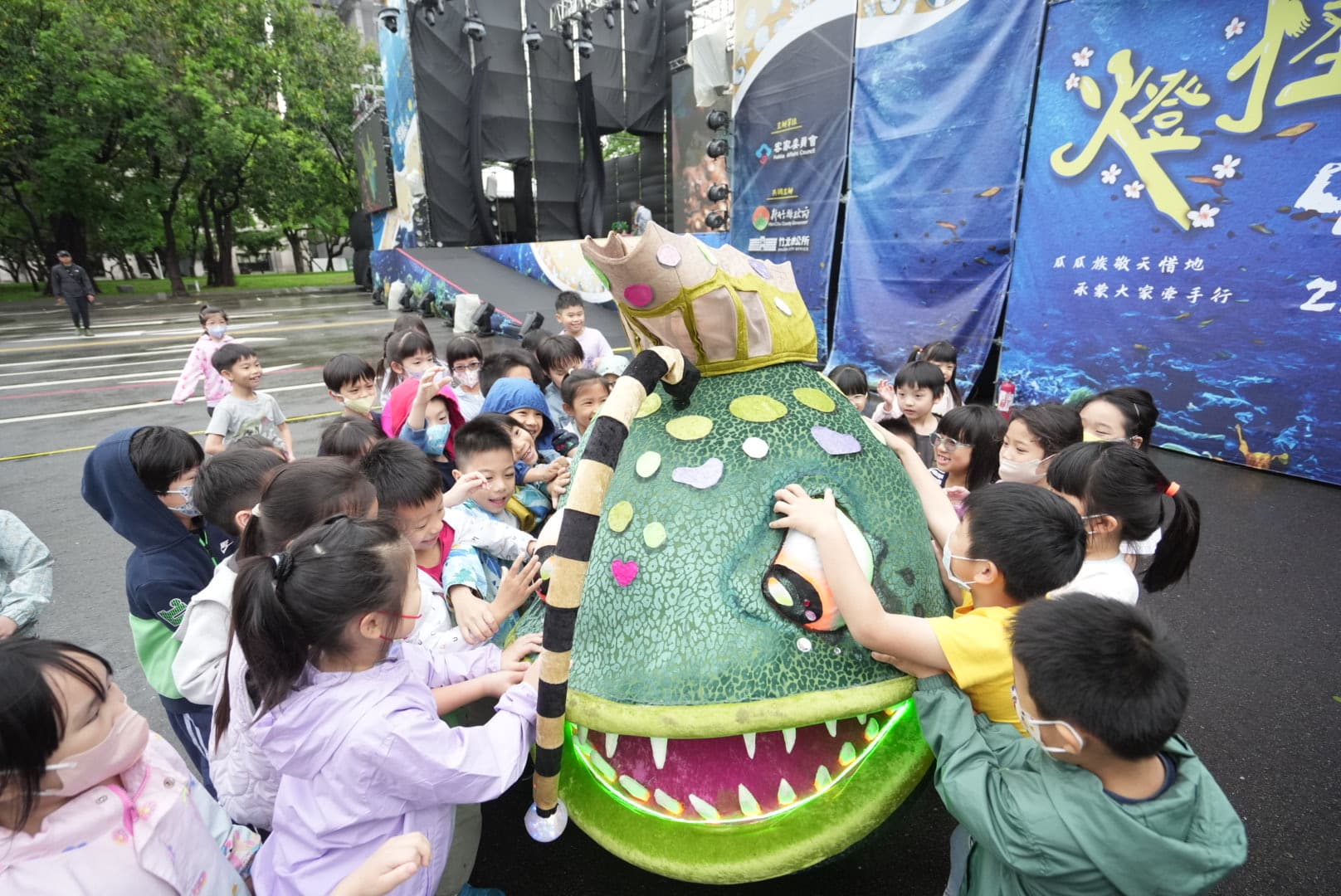 光明國小小朋友與燈籠魚互動。(紙風車提供)