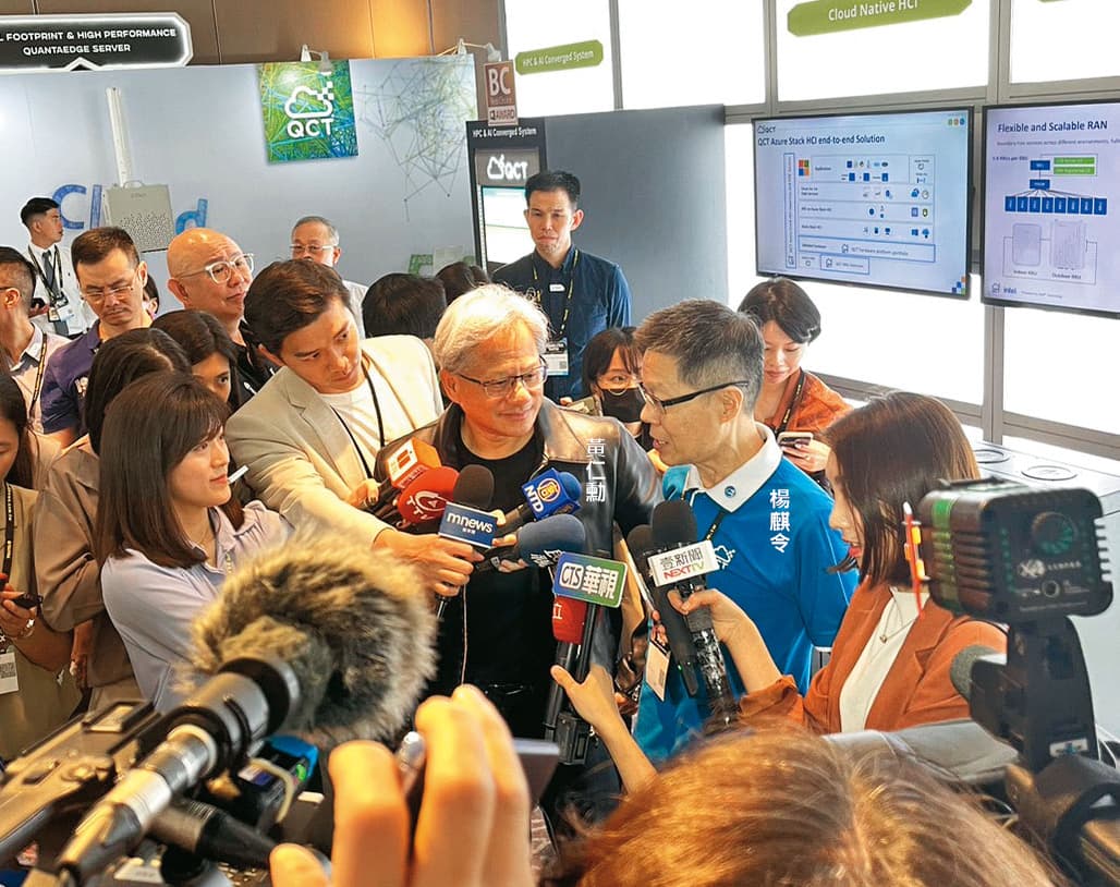 輝達與廣達交情深,黃仁勳特地將他的招牌Dunhill皮衣外套交給廣達雲端事業悍將楊麒令。