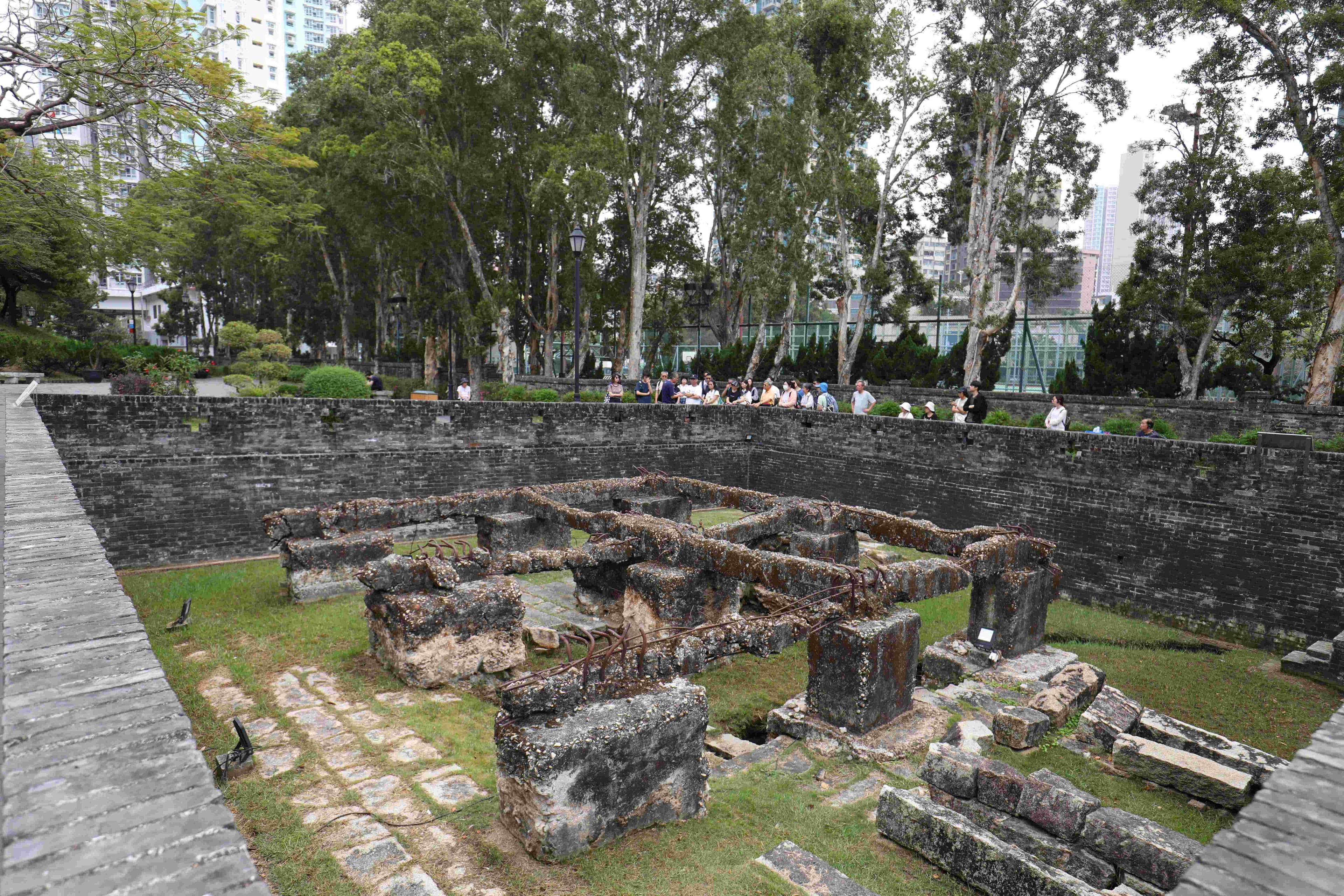 清政府在1847年興建的古城牆遺跡,如今只餘南門牆基供人參觀。