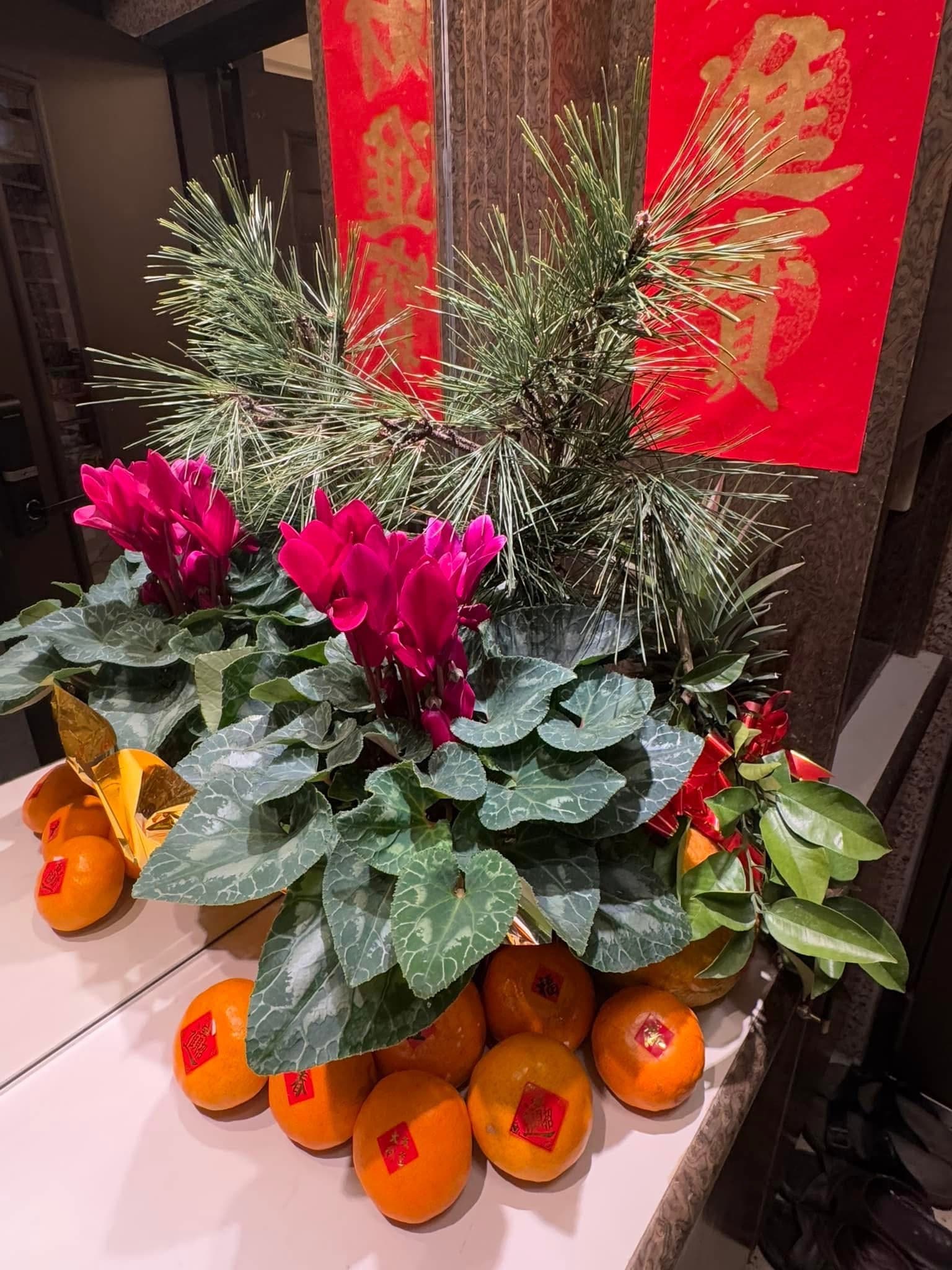 除夕在大門口擺一個接財神的清供。