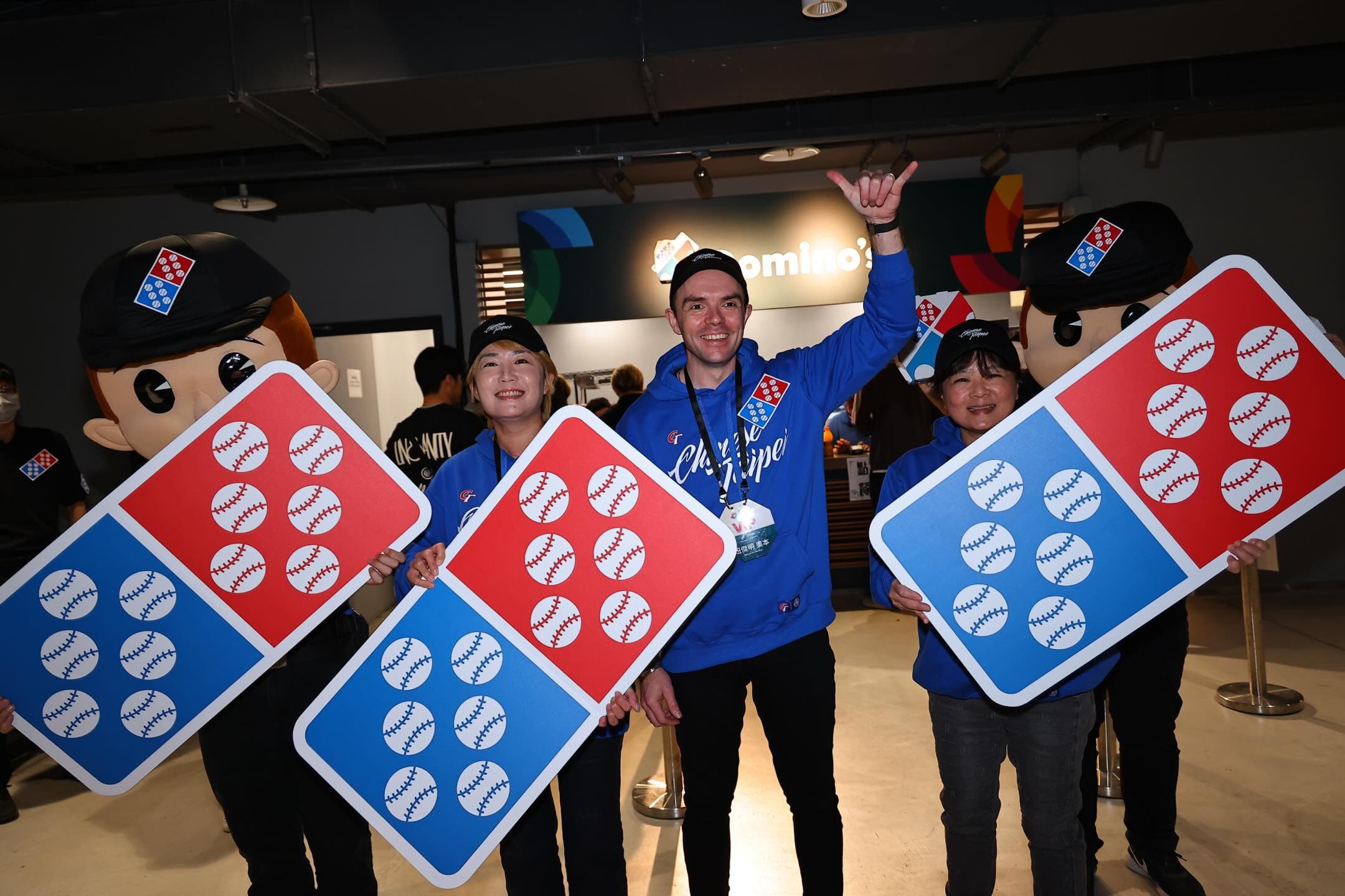 達美樂外籍執行長親自拿著「骰到6」的LOGO看板應援。(翻攝自Threads@dominospizza_tw)