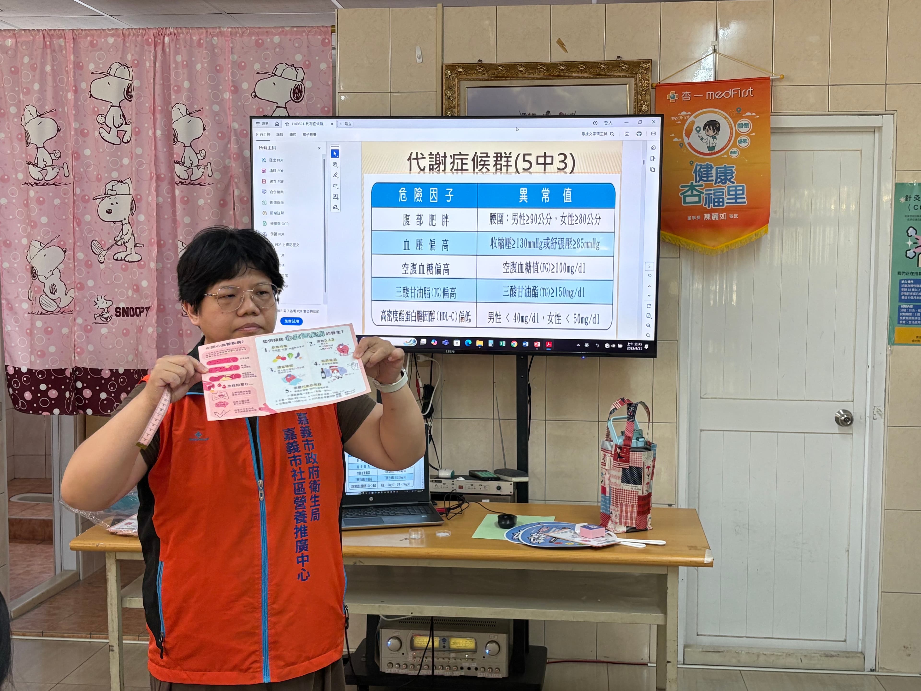 營養師陳冠臻向新住民朋友宣導三方法,透過均預防與控制代謝症候群。(移民署提供)