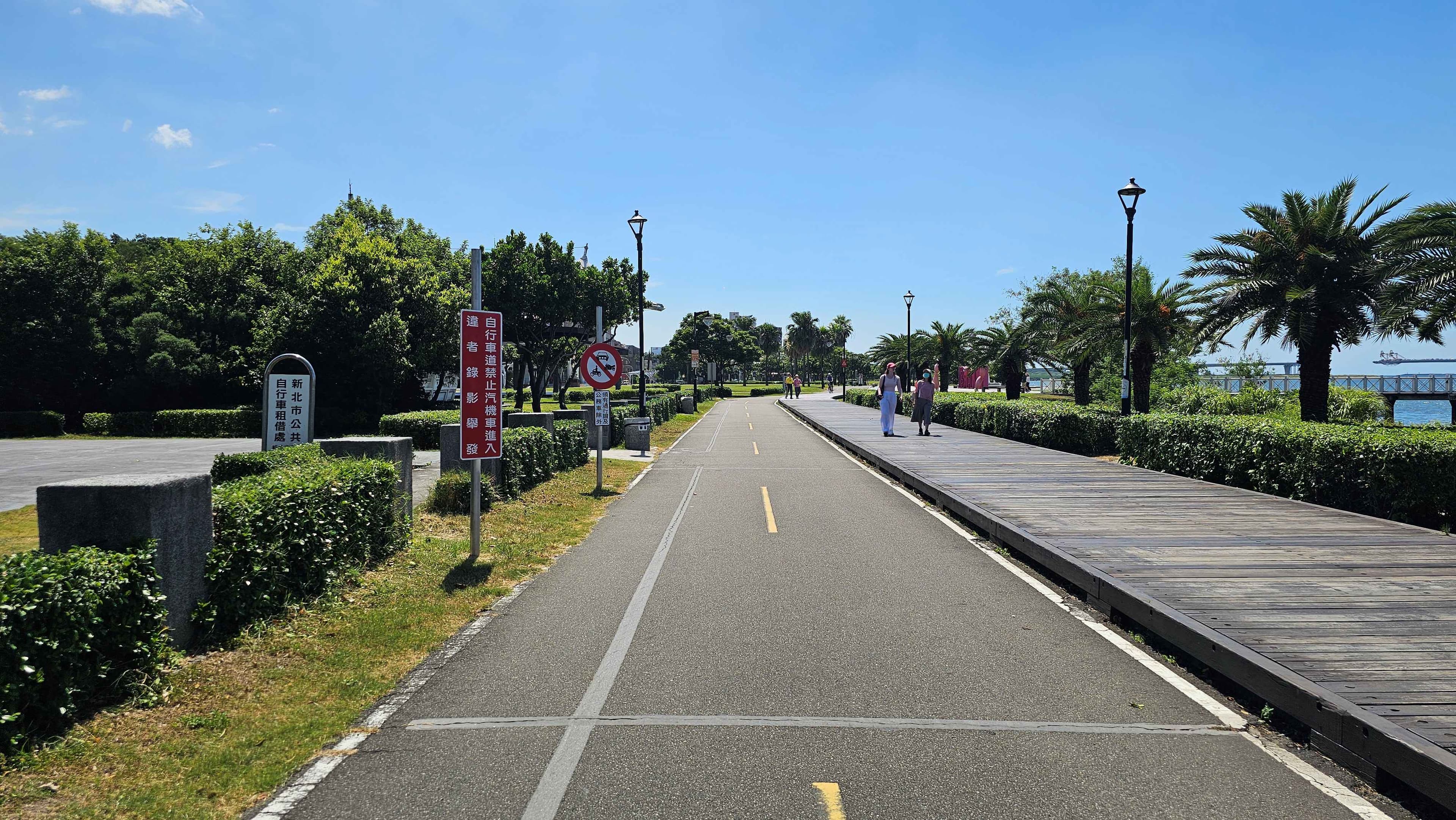 新北市8月10日起將於5處河濱新設科技執法點。圖為八里彩虹步道往觀海大道方向。(新北市府提供)