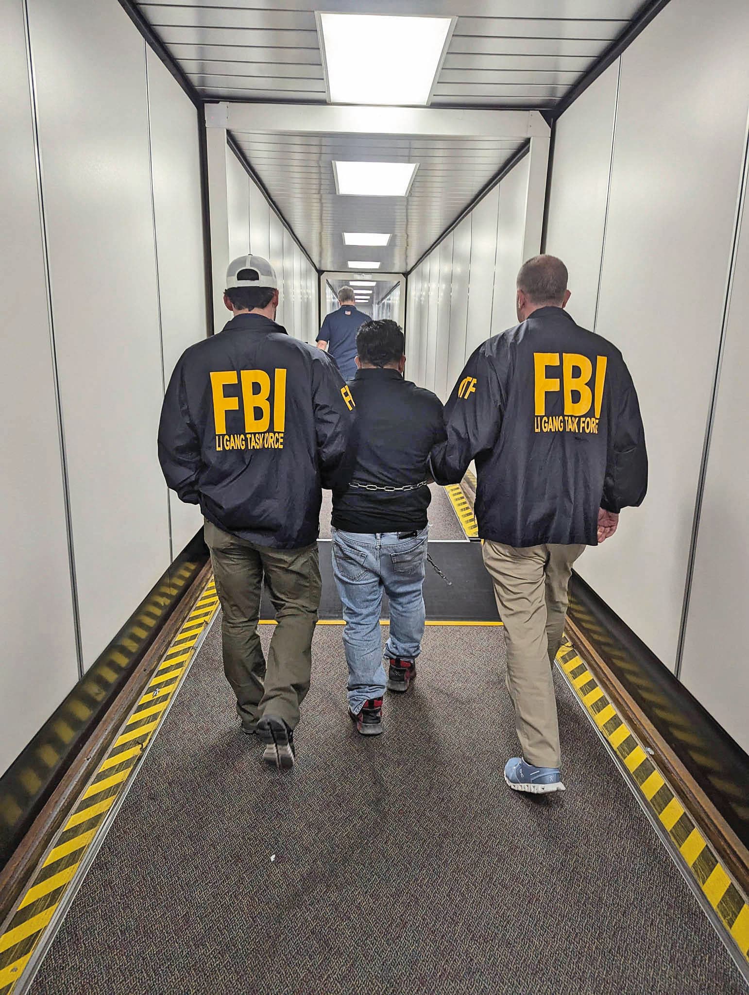 林睿庠過境紐約準備轉飛新加坡申請研究所,遭美方FBI逮捕。(示意圖,圖非當事人,翻攝FBI臉書)